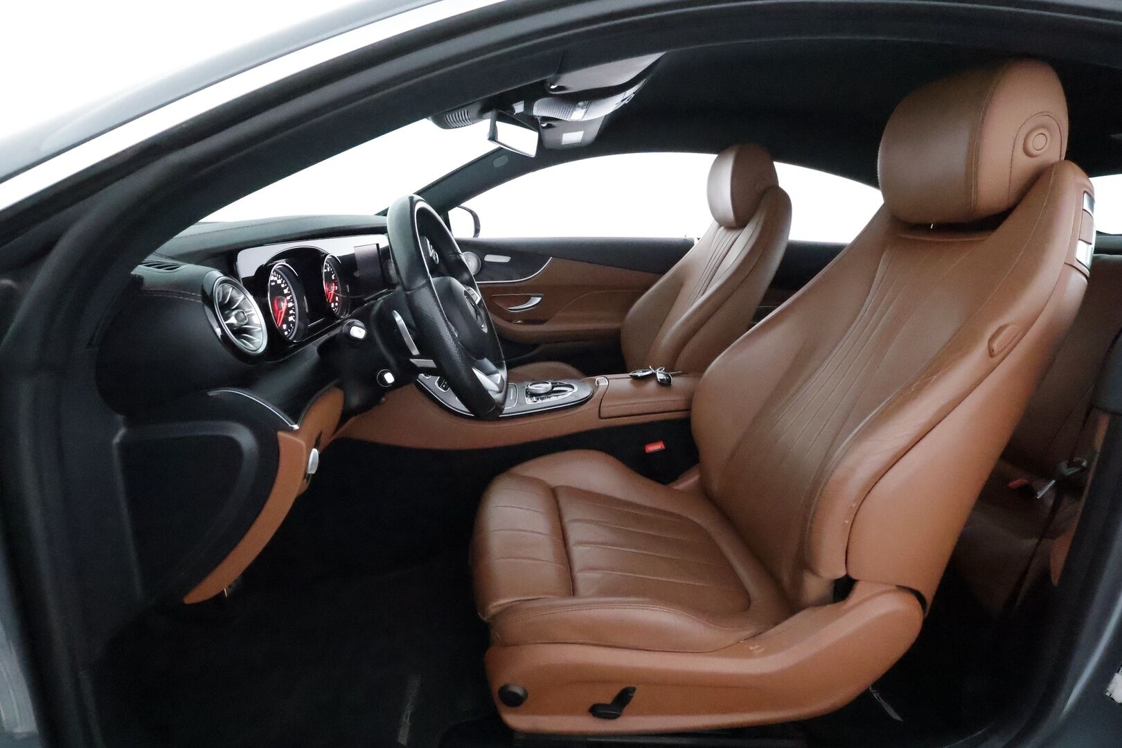 Mercedes-Benz E 2018 200 A Coupé Business AMG **Vakkari / ILS-LED / Burmester / P.kamera / Ruskeat nahat / KeylessGo** - 3,99 % KORKOTARJOUS TÄHÄN AUTOON 31.8. ASTI! - Suomi-auto / Kahdet renkaat aluvanteilla / Sähköluukku / Navi