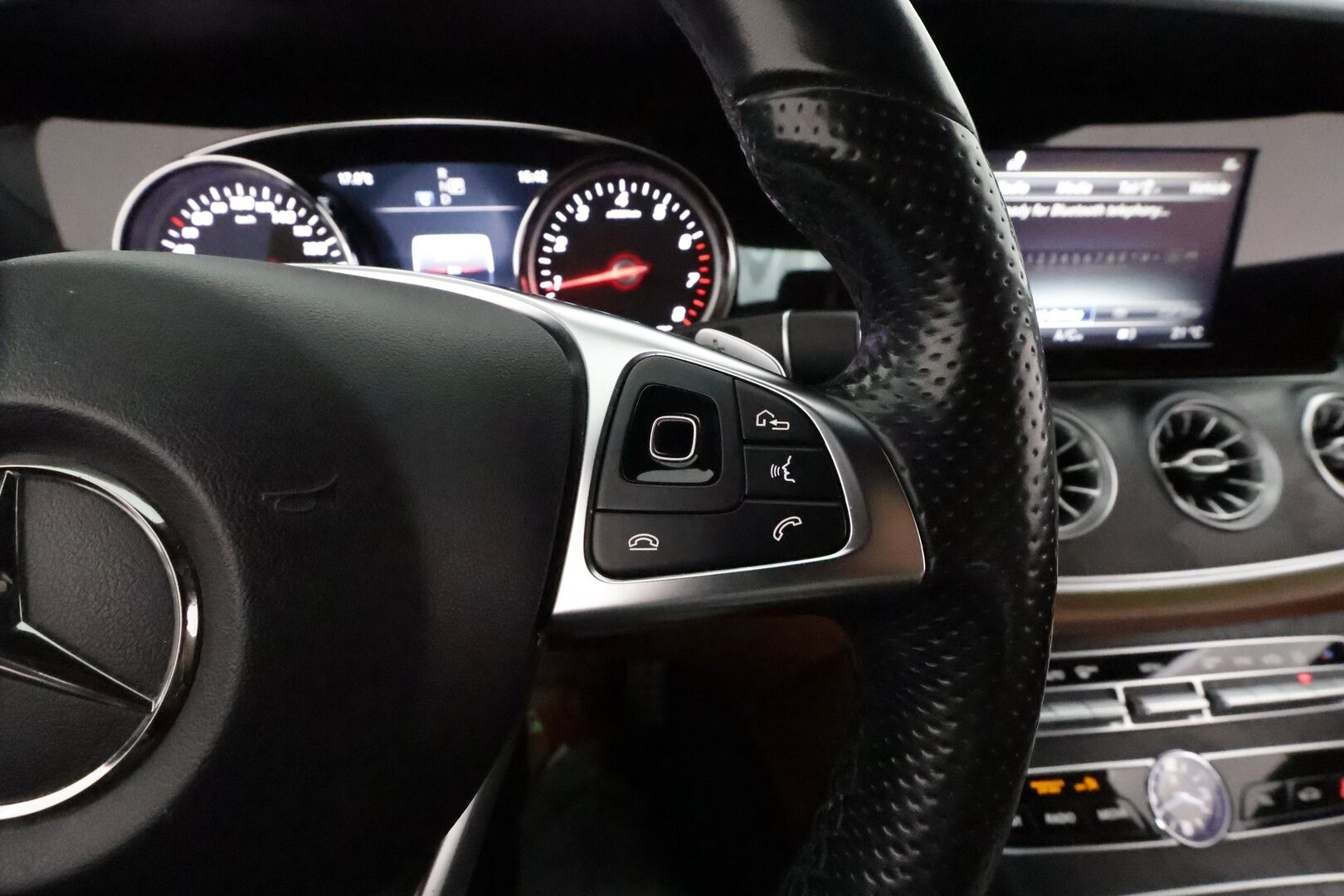Mercedes-Benz E 2018 200 A Coupé Business AMG **Vakkari / ILS-LED / Burmester / P.kamera / Ruskeat nahat / KeylessGo** - 3,99 % KORKOTARJOUS TÄHÄN AUTOON 31.8. ASTI! - Suomi-auto / Kahdet renkaat aluvanteilla / Sähköluukku / Navi