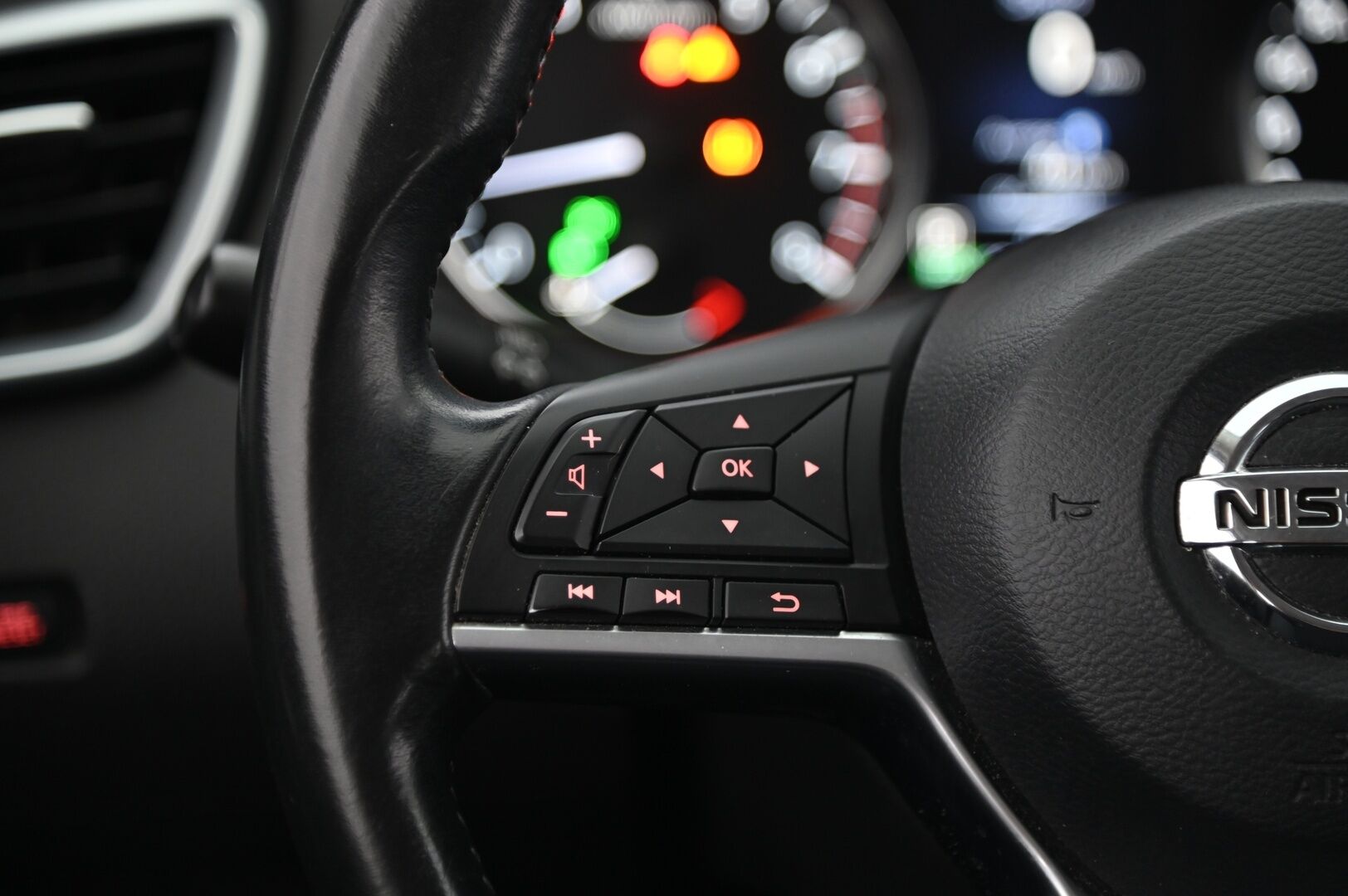 Nissan Qashqai 2018 DIG-T 115 N-Connecta 2WD Xtronic LED PFEB *Myydään Huutokaupat.com* - *Lohko / Navi / Keyless / Koukku / Autom. Ilmastointi / 2x Renkaat ja vanteet*