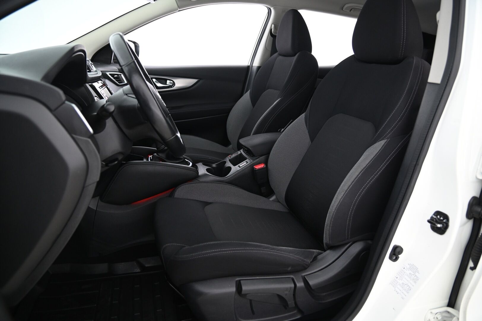Nissan Qashqai 2018 DIG-T 115 N-Connecta 2WD Xtronic LED PFEB *Myydään Huutokaupat.com* - *Lohko / Navi / Keyless / Koukku / Autom. Ilmastointi / 2x Renkaat ja vanteet*