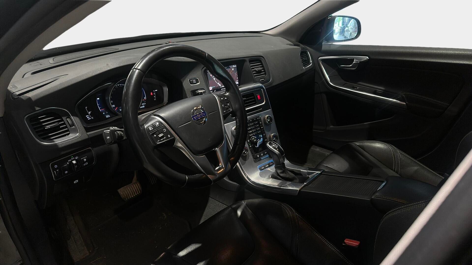 Volvo V60 2018 D5 AWD Twin Engine Bus Classic Summum aut / Adapt. vak. / Muistipenkki / Suomi-Auto / BLIS / Nahat - Webasto / Vetokoukku / Keyless / P-tutkat / Ratinlämmitys / Navi