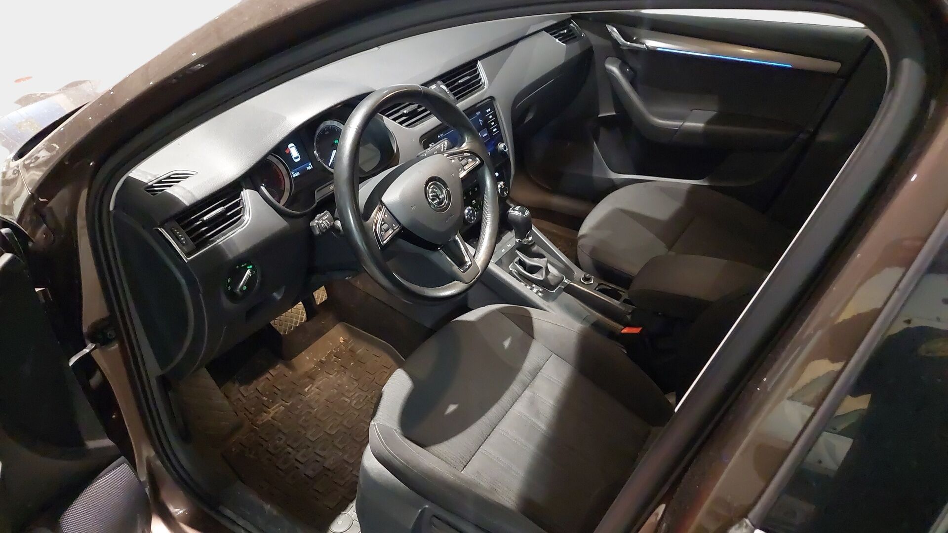 Skoda Octavia 2018 Combi 1,5 TSI Style DSG Autom. *Webasto / Peruutuskamera / Koukku / LED / BLIS* - Upea metalliväri / Lämmitettävä tuulilasi / 2-om. Suomi-auto!