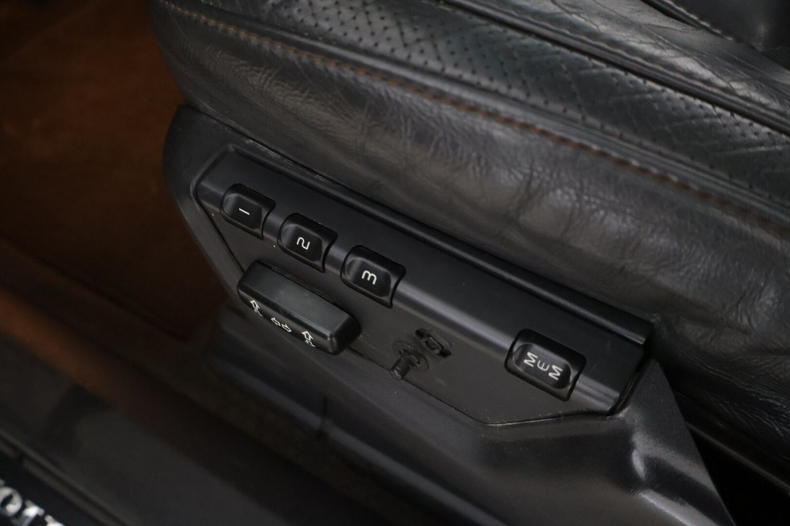 Volvo XC90 2007 D5 AWD AUT 7-paikkainen *Yritys Outlet - Myydään vain yrityksille* / Webasto / Koukku / Navi / Muistipenkki / Kattoluukku / - Juuri saapunut D5 runsaalla huoltohistorialla / Webasto