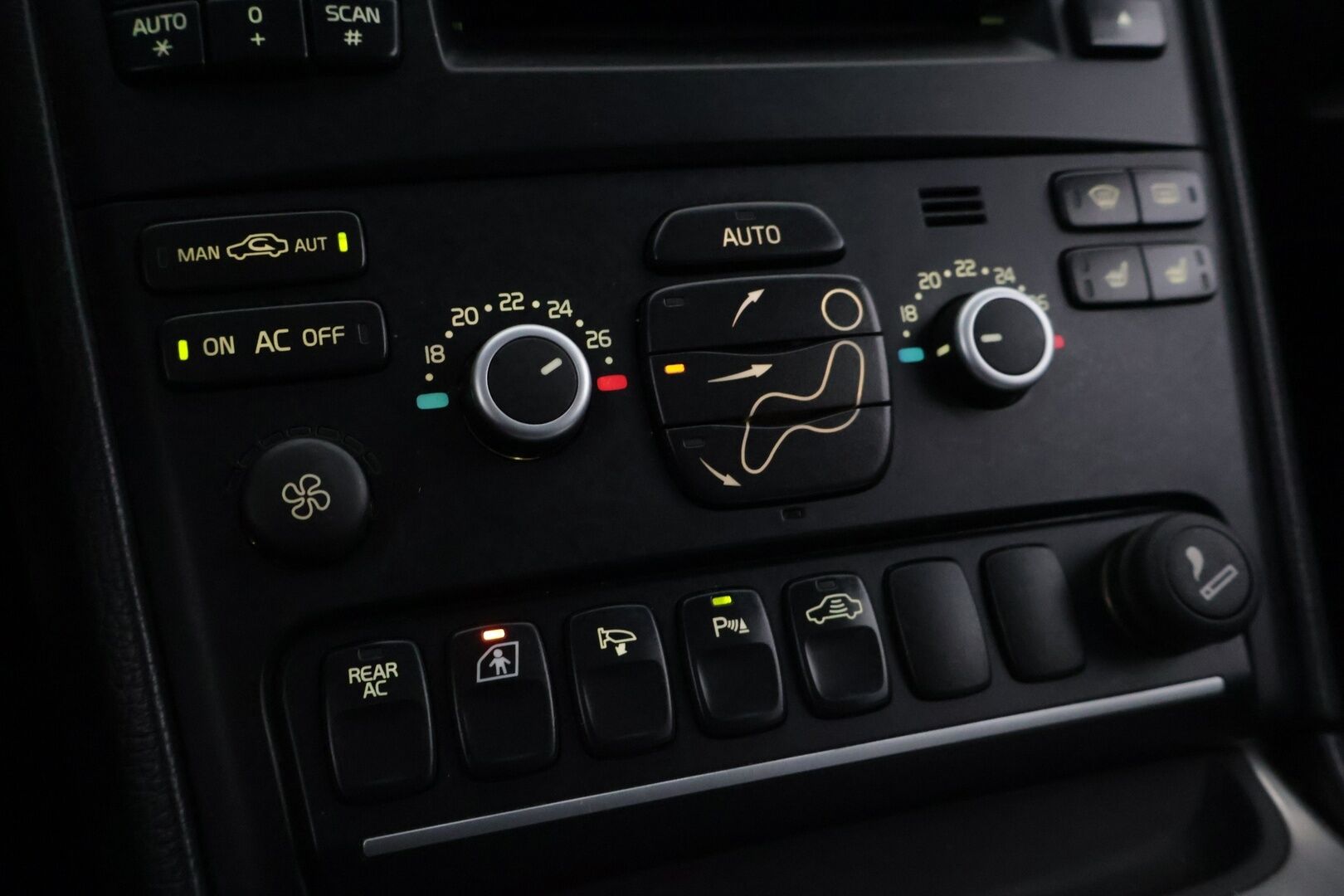 Volvo XC90 2007 D5 AWD AUT 7-paikkainen *Yritys Outlet - Myydään vain yrityksille* / Webasto / Koukku / Navi / Muistipenkki / Kattoluukku / - Juuri saapunut D5 runsaalla huoltohistorialla / Webasto