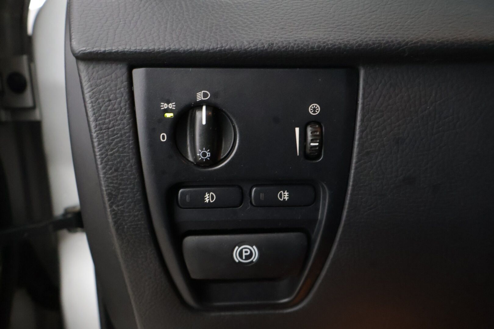 Volvo XC90 2007 D5 AWD AUT 7-paikkainen *Yritys Outlet - Myydään vain yrityksille* / Webasto / Koukku / Navi / Muistipenkki / Kattoluukku / - Juuri saapunut D5 runsaalla huoltohistorialla / Webasto