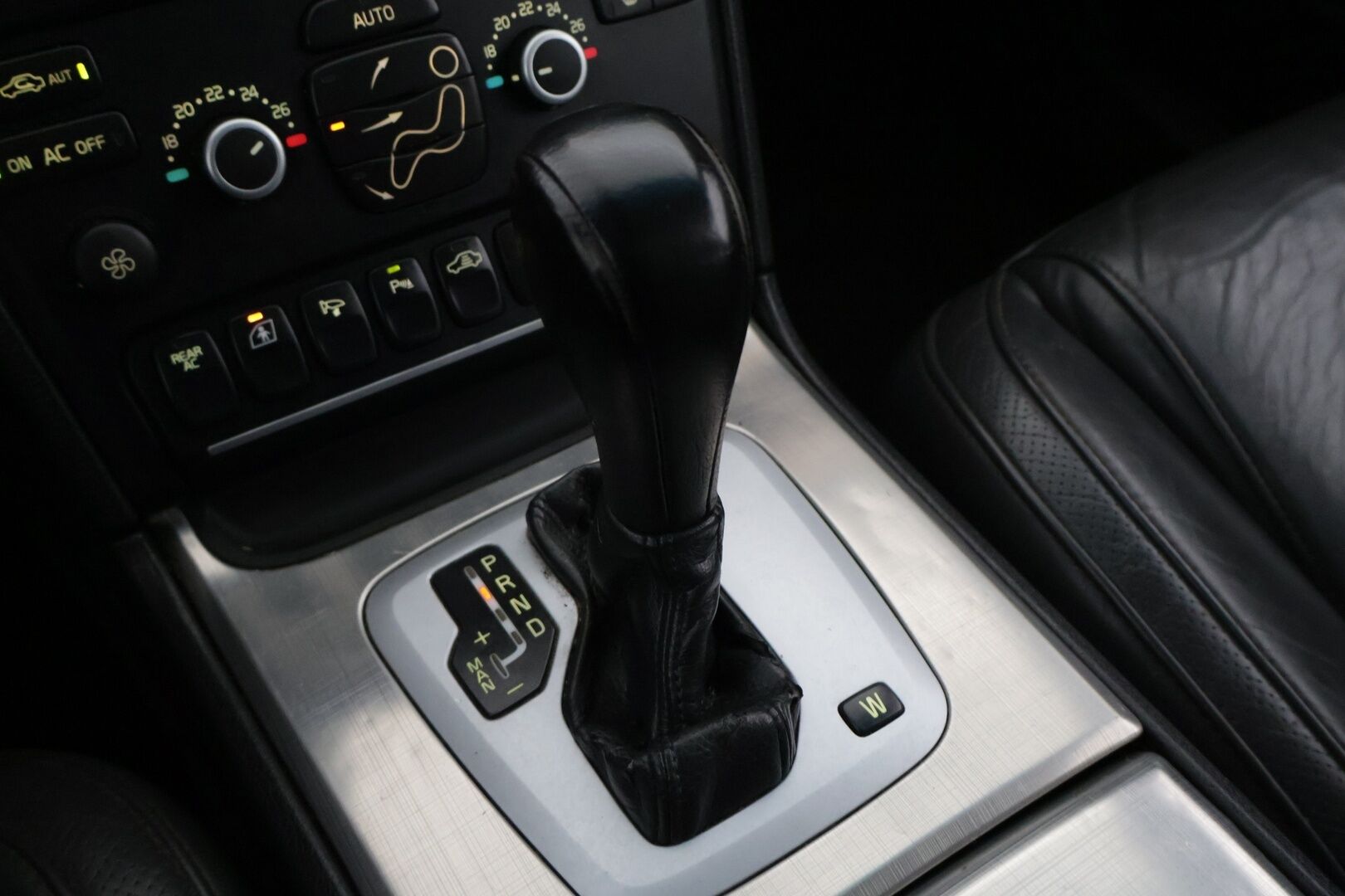 Volvo XC90 2007 D5 AWD AUT 7-paikkainen *Yritys Outlet - Myydään vain yrityksille* / Webasto / Koukku / Navi / Muistipenkki / Kattoluukku / - Juuri saapunut D5 runsaalla huoltohistorialla / Webasto