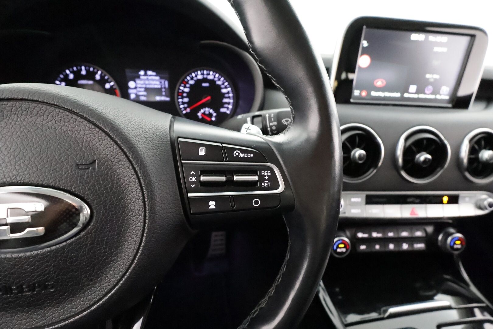 Kia Stinger 2018 2,0 T-GDI RWD Business Premium A/T * ACC / HUD / H&K / Ilmastoidut nahat / LED / Koukku / Lohko / P.kamera / Keyless * - Suomi-auto / Kahdet renkaat aluvanteilla