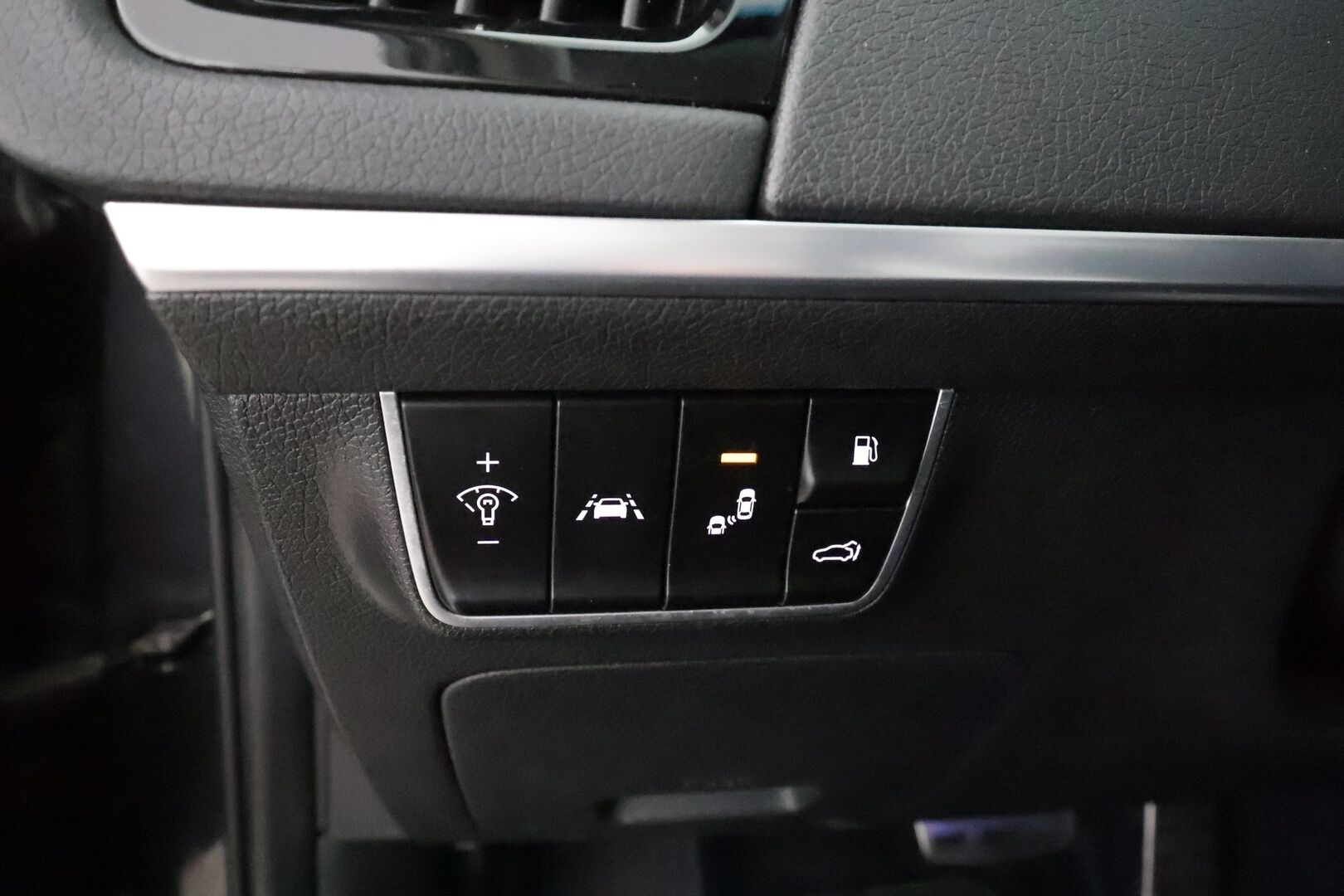 Kia Stinger 2018 2,0 T-GDI RWD Business Premium A/T * ACC / HUD / H&K / Ilmastoidut nahat / LED / Koukku / Lohko / P.kamera / Keyless * - Suomi-auto / Kahdet renkaat aluvanteilla