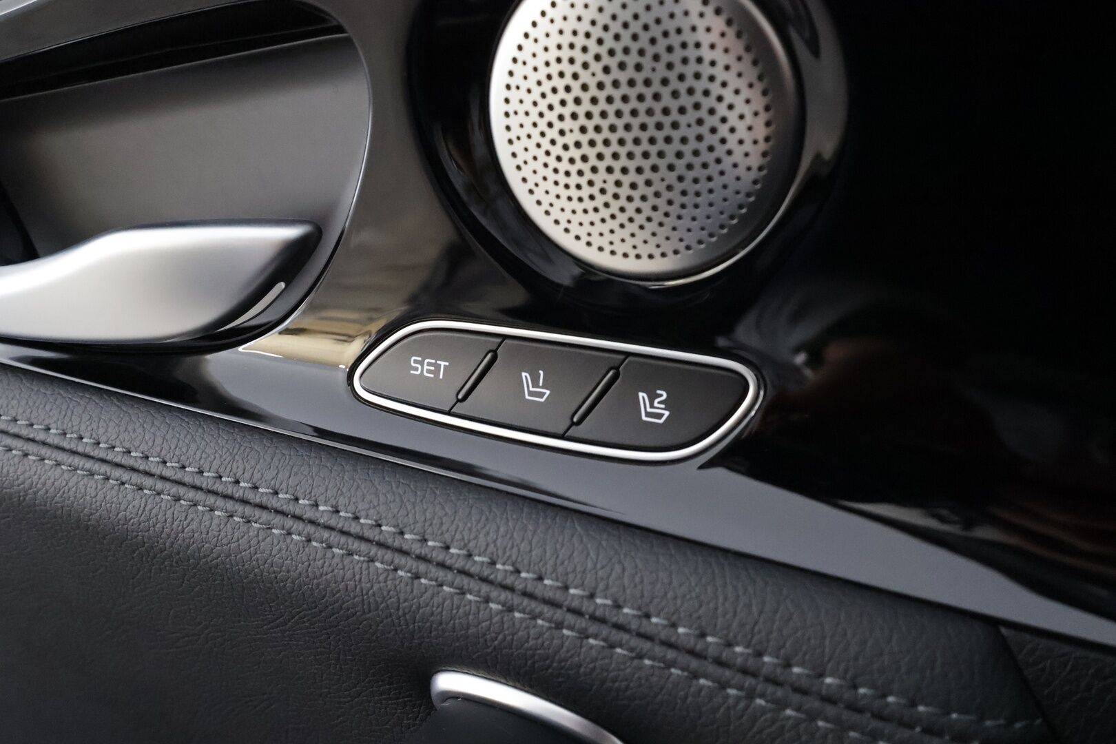Kia Stinger 2018 2,0 T-GDI RWD Business Premium A/T * ACC / HUD / H&K / Ilmastoidut nahat / LED / Koukku / Lohko / P.kamera / Keyless * - Suomi-auto / Kahdet renkaat aluvanteilla