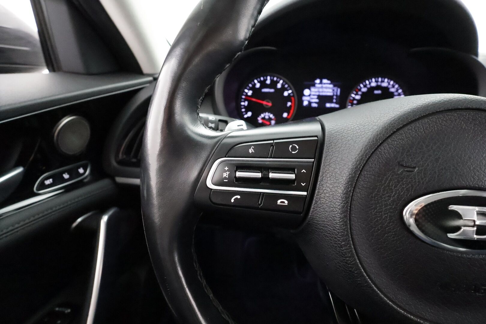 Kia Stinger 2018 2,0 T-GDI RWD Business Premium A/T * ACC / HUD / H&K / Ilmastoidut nahat / LED / Koukku / Lohko / P.kamera / Keyless * - Suomi-auto / Kahdet renkaat aluvanteilla