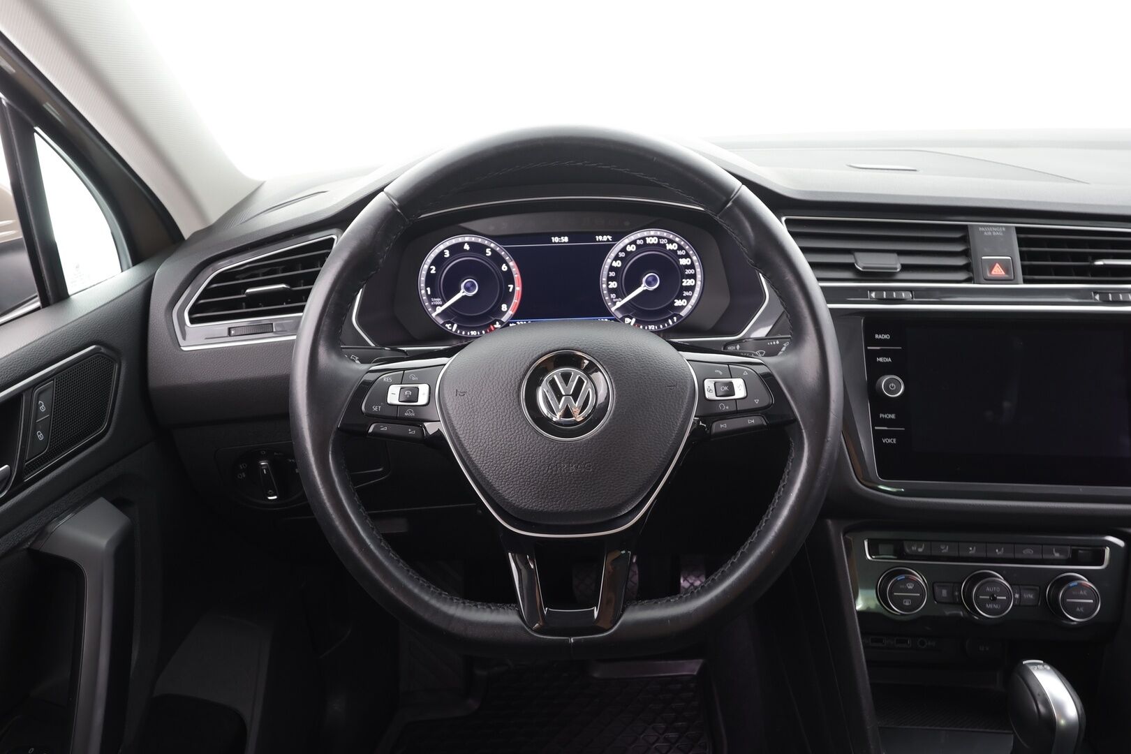 Volkswagen Tiguan 2018 Comfortline 1,4 TSI 110 kW (150 hv) 4MOTION DSG-automaatti - | ACC | Webasto | Koukku | LED | P.tutkat | Hierovat Penkit | Ratinlämmitys | Digimittaristo | Apple&Android | Suomi-auto | Kahdet Renkaat | Merkkihuollettu |