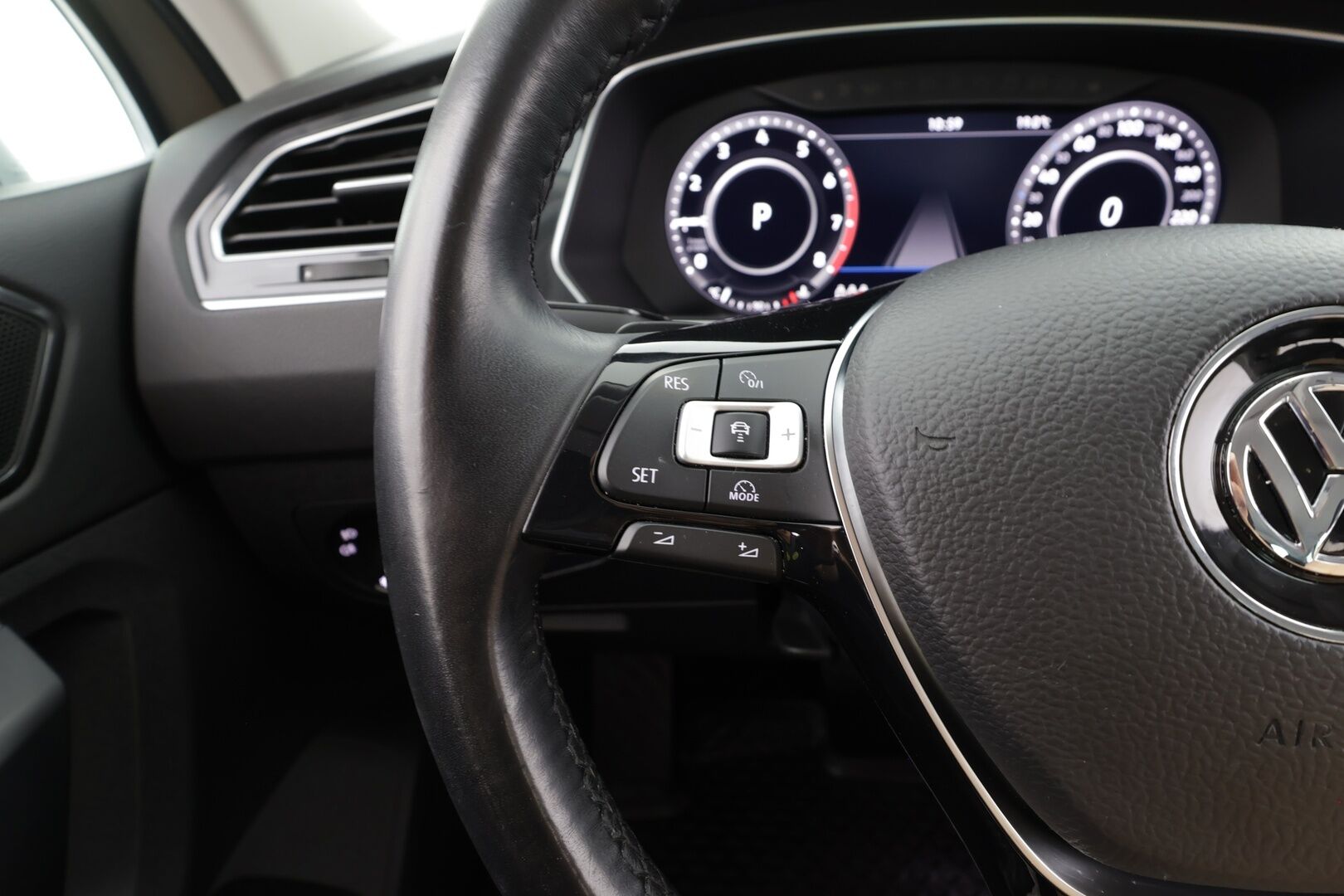 Volkswagen Tiguan 2018 Comfortline 1,4 TSI 110 kW (150 hv) 4MOTION DSG-automaatti - | ACC | Webasto | Koukku | LED | P.tutkat | Hierovat Penkit | Ratinlämmitys | Digimittaristo | Apple&Android | Suomi-auto | Kahdet Renkaat | Merkkihuollettu |