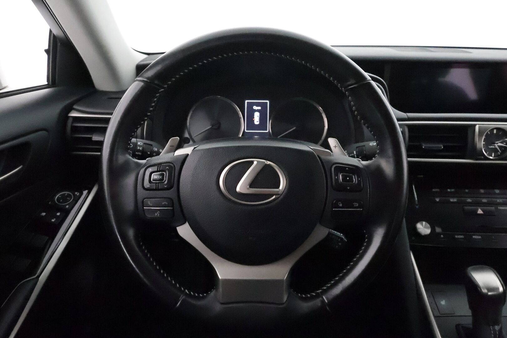 Lexus IS 2018 300h Hybrid A Comfort **Vakkari / Koukku / Puolinahat / Lohkolämmitin / KeylessGo / Bluetooth** - Suomi-auto / Merkkihuollettu / Kahdet renkaat aluvanteilla