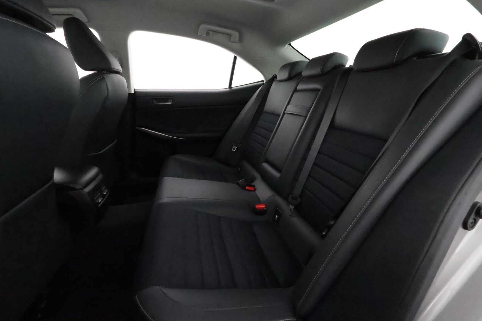 Lexus IS 2018 300h Hybrid A Comfort **Vakkari / Koukku / Puolinahat / Lohkolämmitin / KeylessGo / Bluetooth** - Suomi-auto / Merkkihuollettu / Kahdet renkaat aluvanteilla
