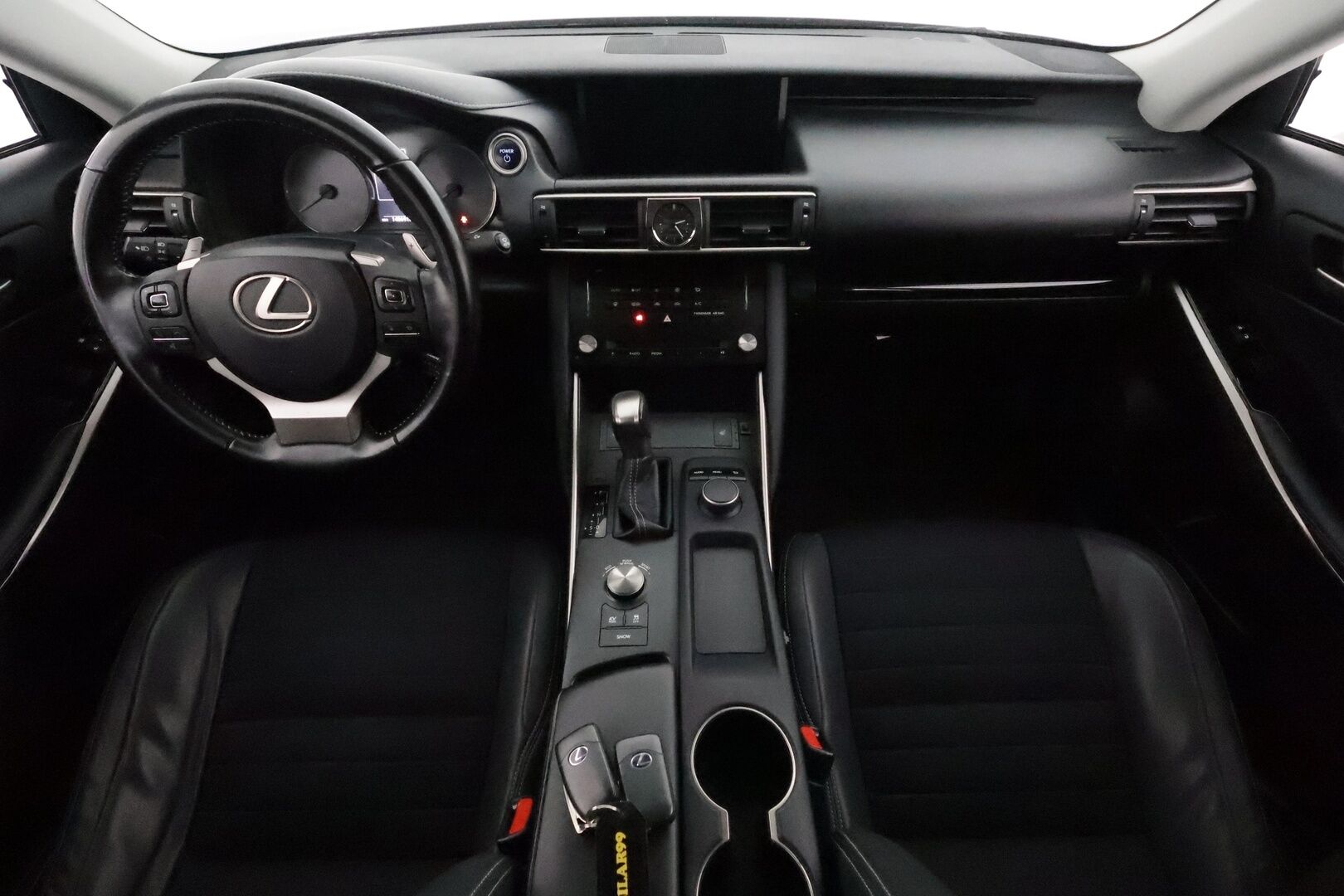 Lexus IS 2018 300h Hybrid A Comfort **Vakkari / Koukku / Puolinahat / Lohkolämmitin / KeylessGo / Bluetooth** - Suomi-auto / Merkkihuollettu / Kahdet renkaat aluvanteilla