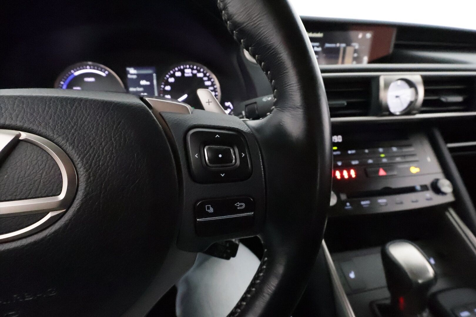Lexus IS 2018 300h Hybrid A Comfort **Vakkari / Koukku / Puolinahat / Lohkolämmitin / KeylessGo / Bluetooth** - Suomi-auto / Merkkihuollettu / Kahdet renkaat aluvanteilla