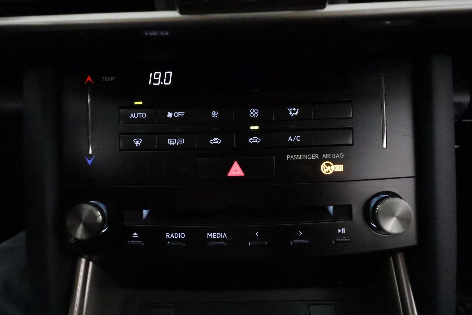 Lexus IS 2018 300h Hybrid A Comfort **Vakkari / Koukku / Puolinahat / Lohkolämmitin / KeylessGo / Bluetooth** - Suomi-auto / Merkkihuollettu / Kahdet renkaat aluvanteilla