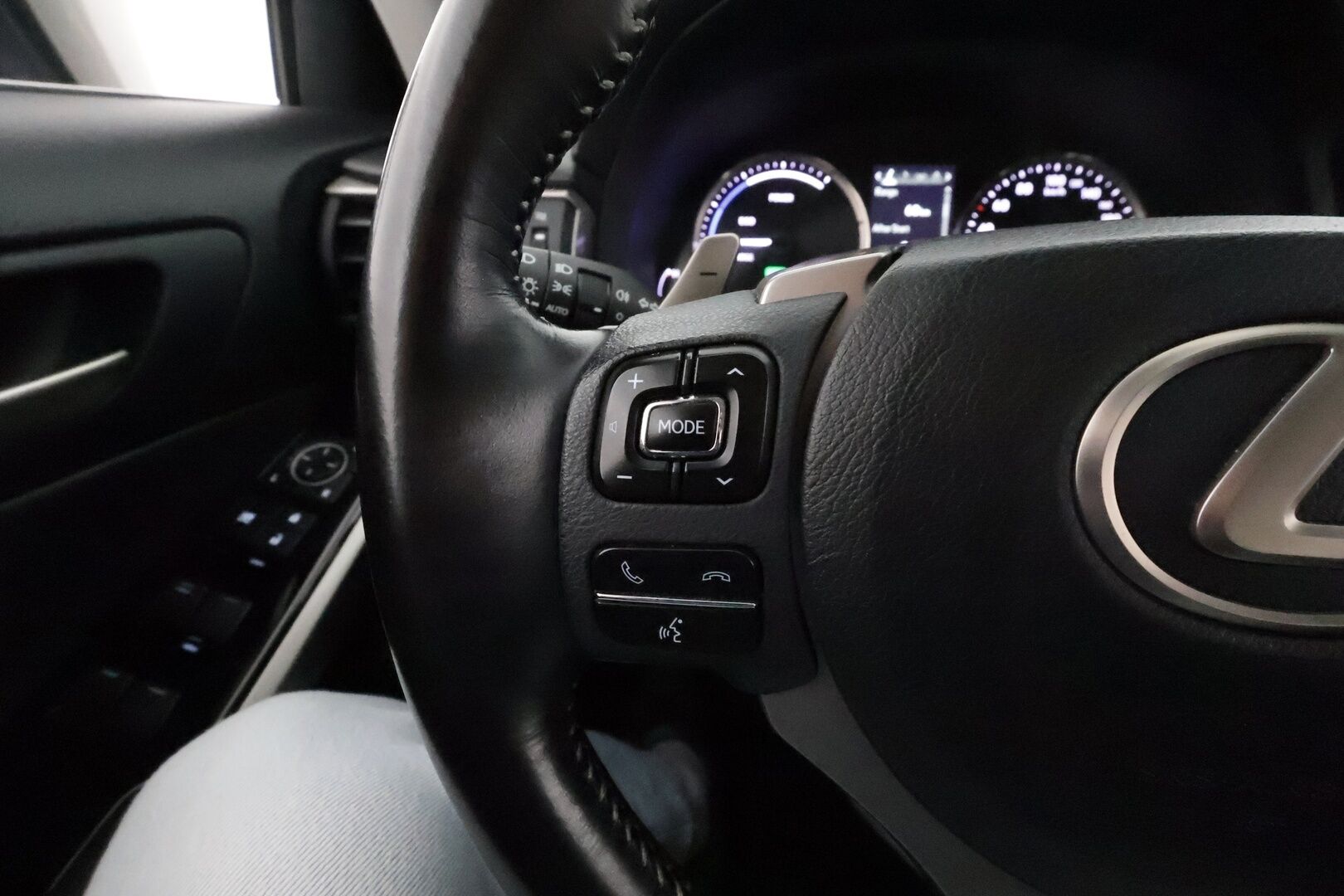 Lexus IS 2018 300h Hybrid A Comfort **Vakkari / Koukku / Puolinahat / Lohkolämmitin / KeylessGo / Bluetooth** - Suomi-auto / Merkkihuollettu / Kahdet renkaat aluvanteilla