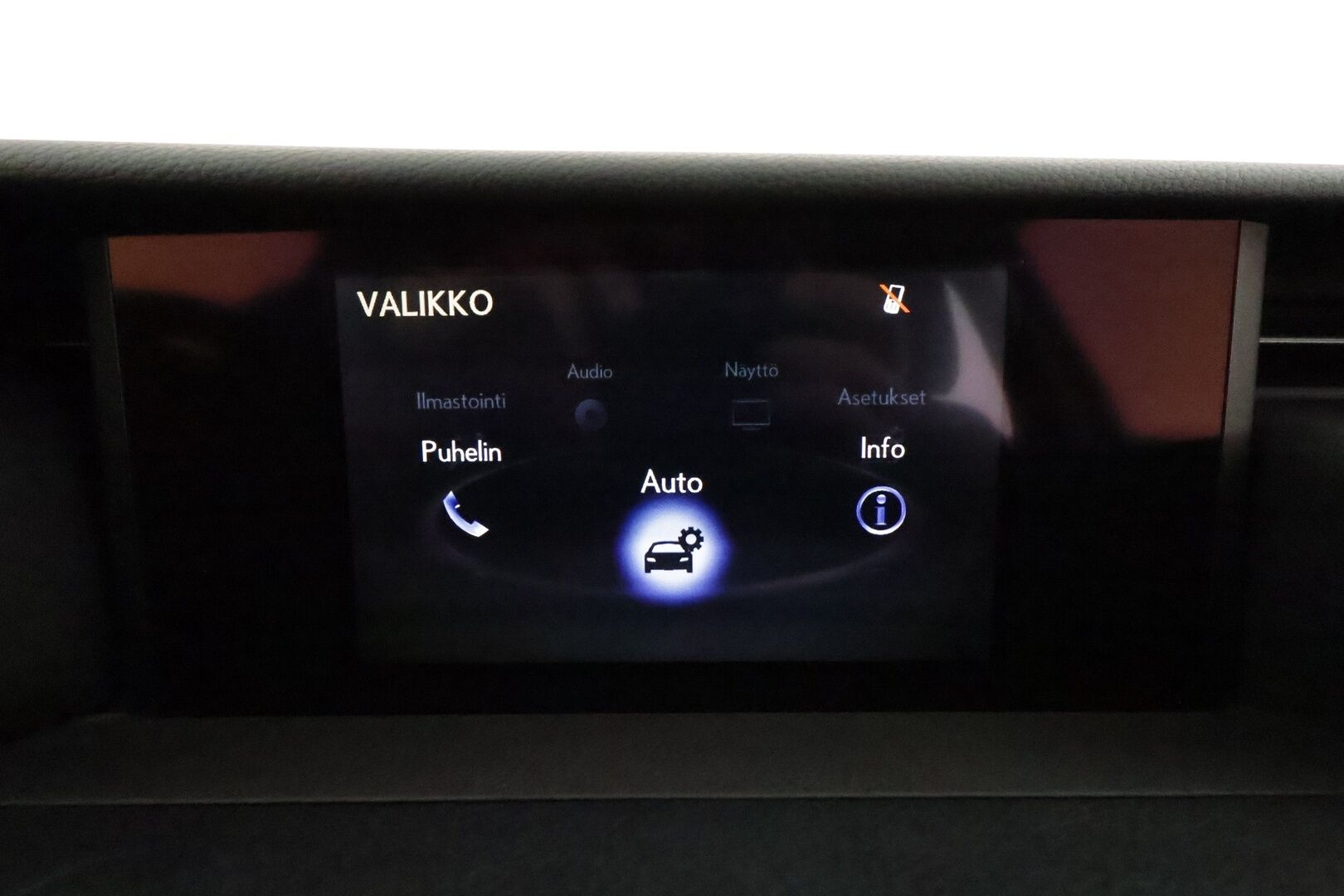 Lexus IS 2018 300h Hybrid A Comfort **Vakkari / Koukku / Puolinahat / Lohkolämmitin / KeylessGo / Bluetooth** - Suomi-auto / Merkkihuollettu / Kahdet renkaat aluvanteilla
