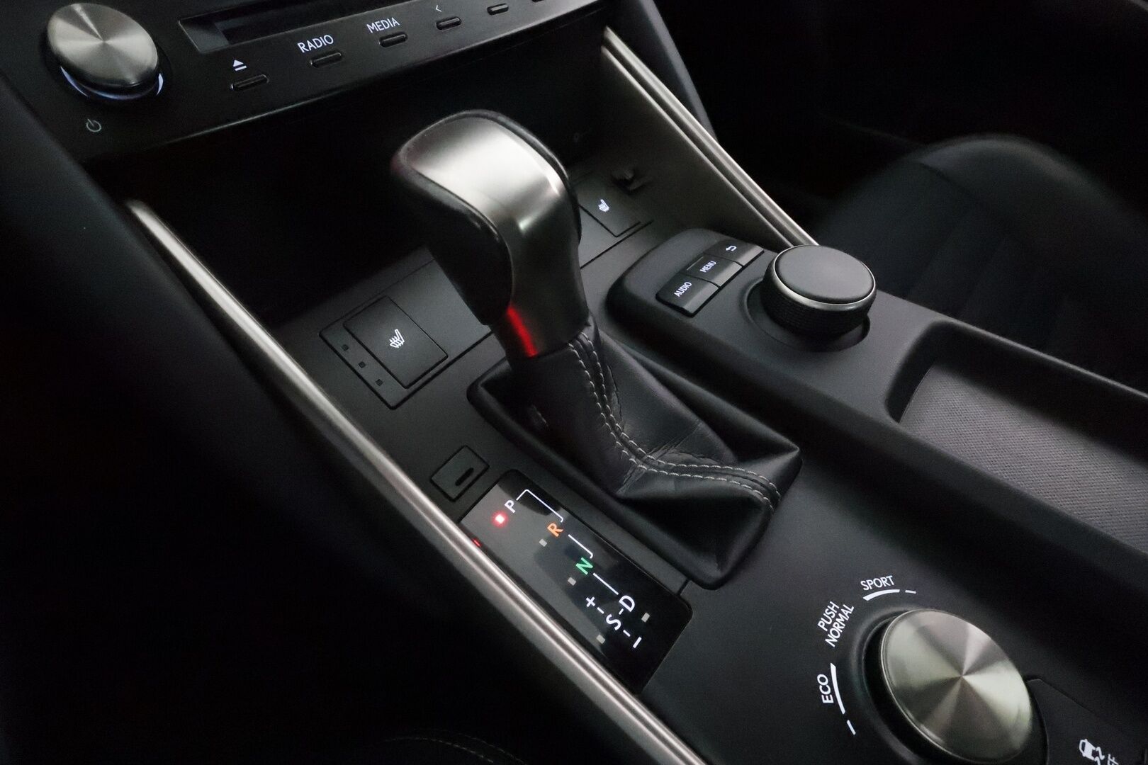 Lexus IS 2018 300h Hybrid A Comfort **Vakkari / Koukku / Puolinahat / Lohkolämmitin / KeylessGo / Bluetooth** - Suomi-auto / Merkkihuollettu / Kahdet renkaat aluvanteilla