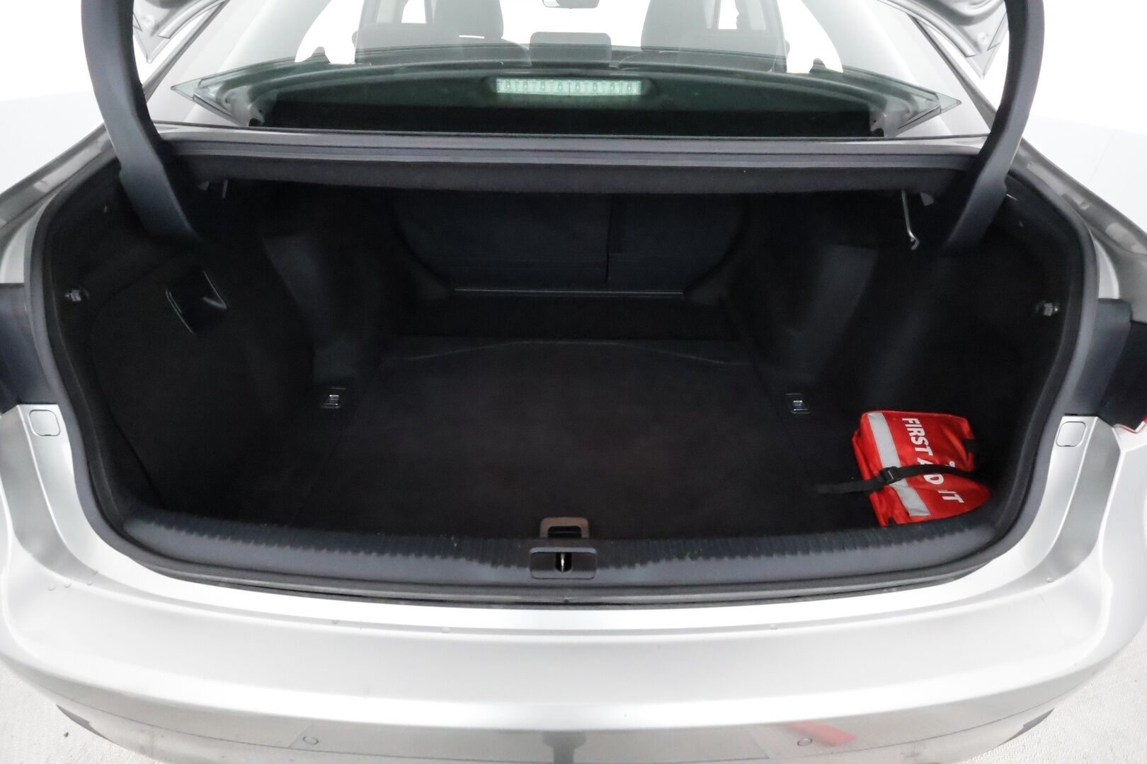 Lexus IS 2018 300h Hybrid A Comfort **Vakkari / Koukku / Puolinahat / Lohkolämmitin / KeylessGo / Bluetooth** - Suomi-auto / Merkkihuollettu / Kahdet renkaat aluvanteilla