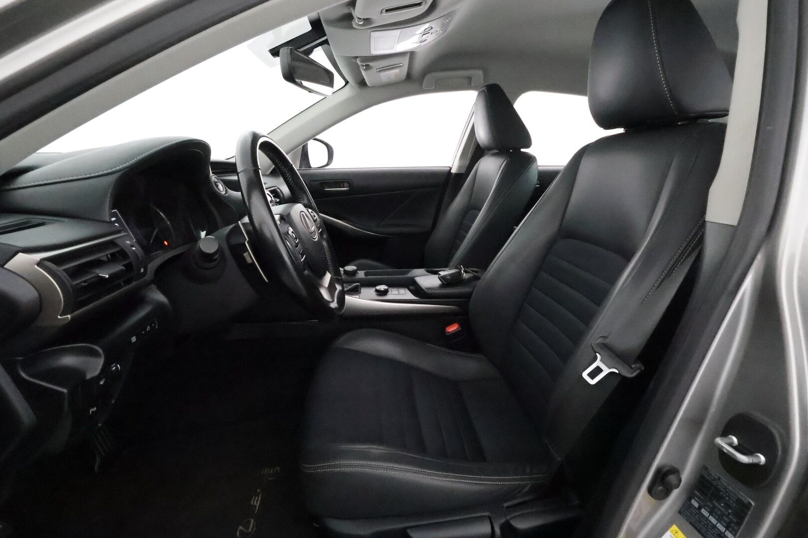 Lexus IS 2018 300h Hybrid A Comfort **Vakkari / Koukku / Puolinahat / Lohkolämmitin / KeylessGo / Bluetooth** - Suomi-auto / Merkkihuollettu / Kahdet renkaat aluvanteilla