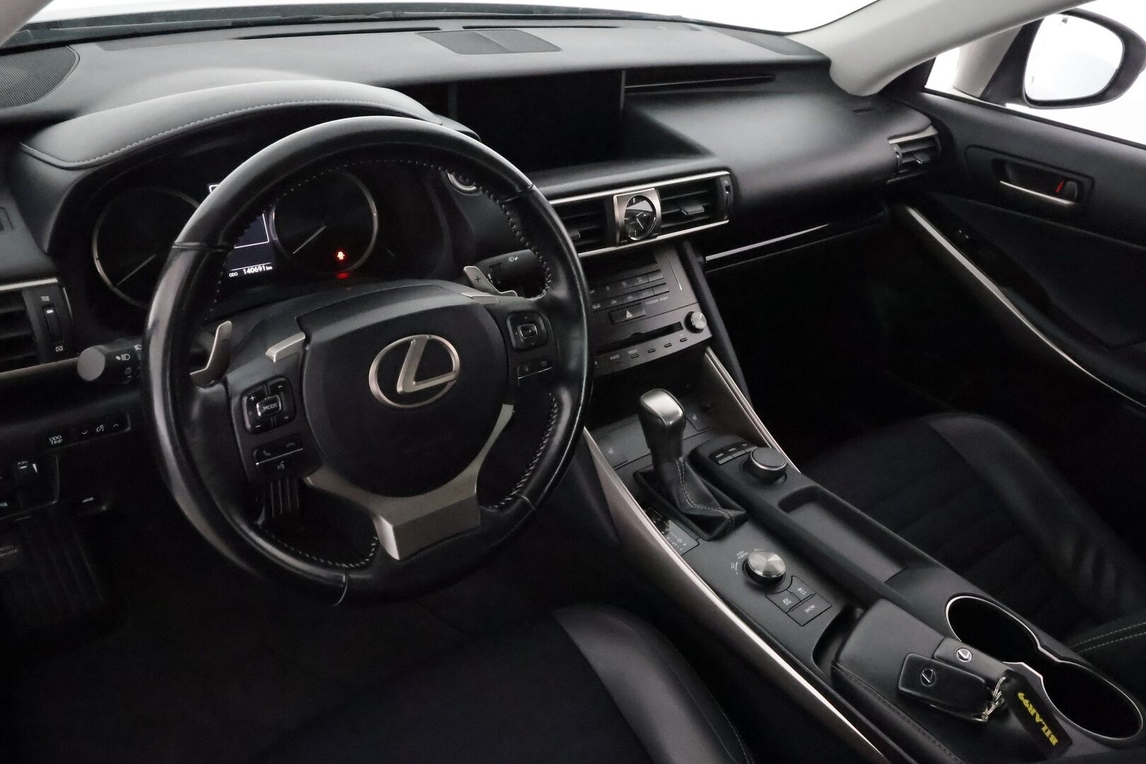 Lexus IS 2018 300h Hybrid A Comfort **Vakkari / Koukku / Puolinahat / Lohkolämmitin / KeylessGo / Bluetooth** - Suomi-auto / Merkkihuollettu / Kahdet renkaat aluvanteilla