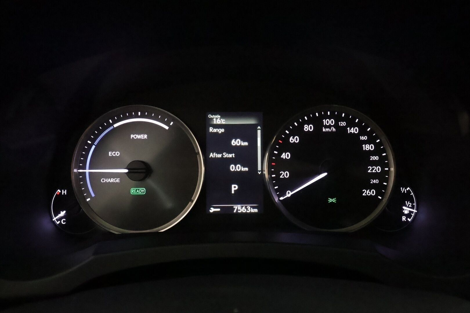 Lexus IS 2018 300h Hybrid A Comfort **Vakkari / Koukku / Puolinahat / Lohkolämmitin / KeylessGo / Bluetooth** - Suomi-auto / Merkkihuollettu / Kahdet renkaat aluvanteilla