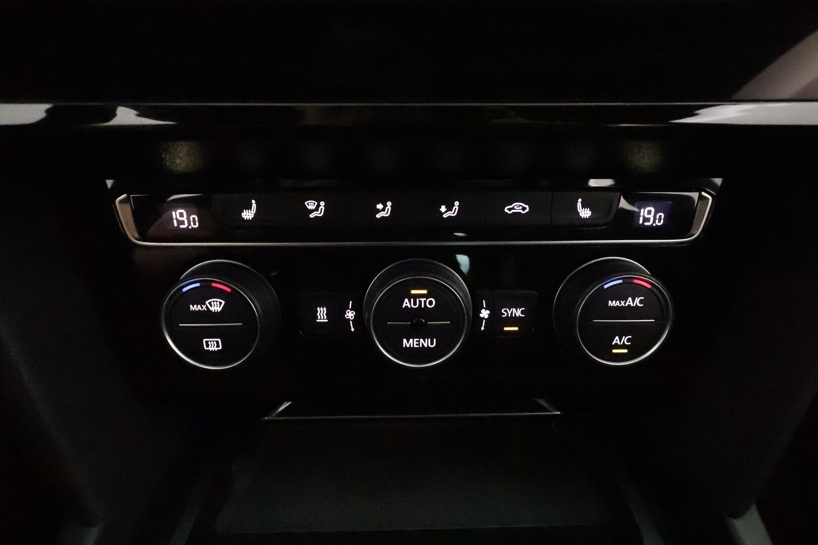 Volkswagen Arteon 2018 R-Line Limited Edition 2,0 TDI 110 kW DSG **Webasto / Koukku / ACC / Adapt.LED / Kamera / Navi / Keyless* - Suomi-auto / Kahdet VW omat vanteet / R-Line