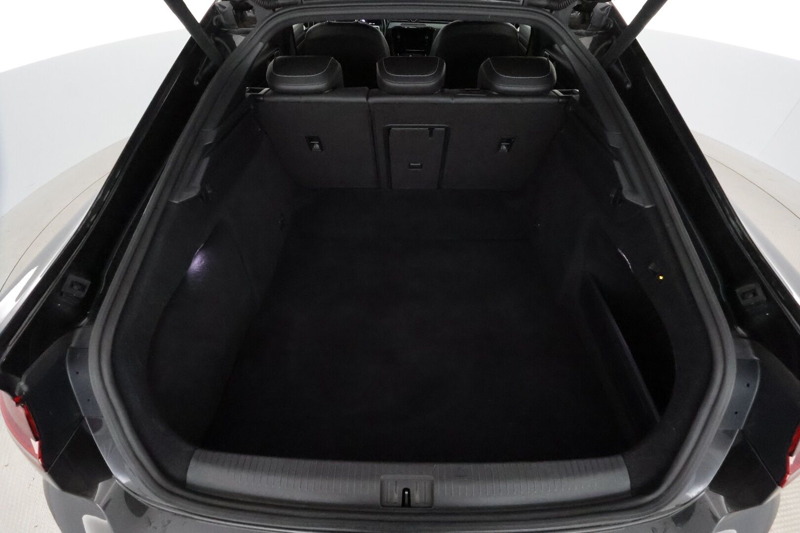 Volkswagen Arteon 2018 R-Line Limited Edition 2,0 TDI 110 kW DSG **Webasto / Koukku / ACC / Adapt.LED / Kamera / Navi / Keyless* - Suomi-auto / Kahdet VW omat vanteet / R-Line