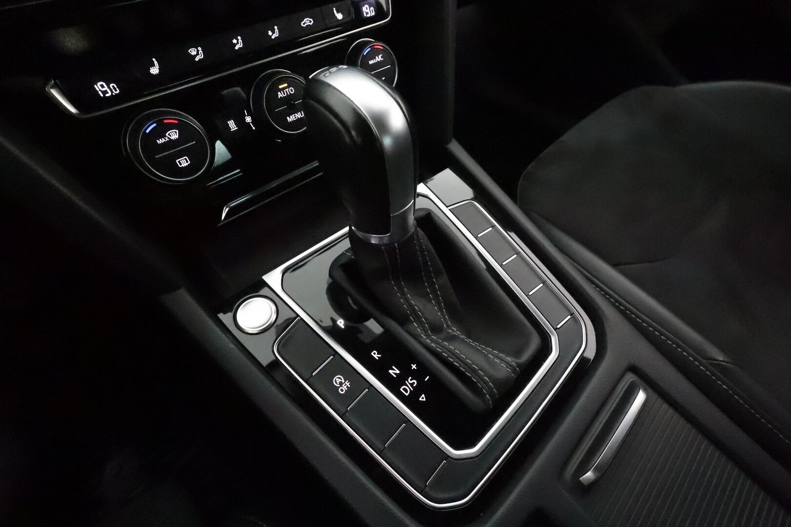 Volkswagen Arteon 2018 R-Line Limited Edition 2,0 TDI 110 kW DSG **Webasto / Koukku / ACC / Adapt.LED / Kamera / Navi / Keyless* - Suomi-auto / Kahdet VW omat vanteet / R-Line