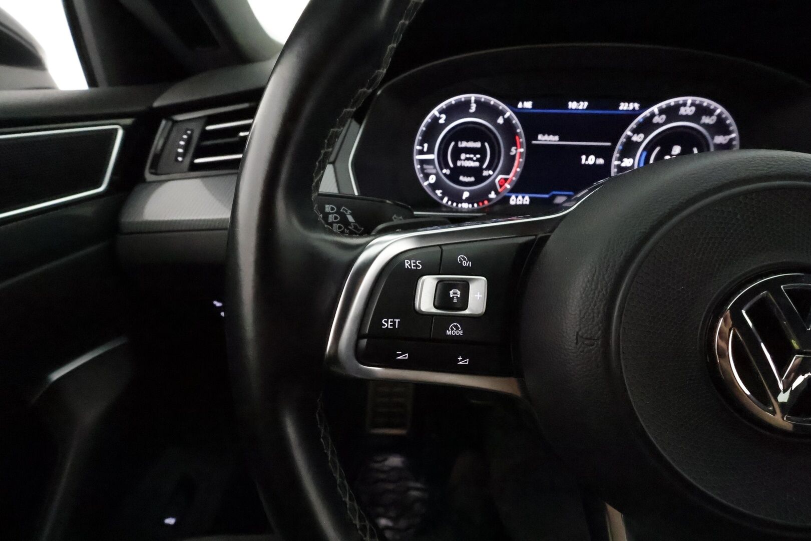 Volkswagen Arteon 2018 R-Line Limited Edition 2,0 TDI 110 kW DSG **Webasto / Koukku / ACC / Adapt.LED / Kamera / Navi / Keyless* - Suomi-auto / Kahdet VW omat vanteet / R-Line