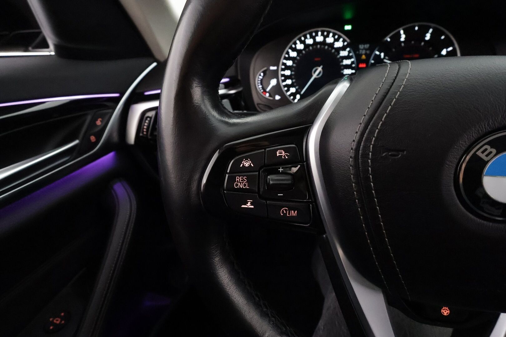 BMW 520 2018 G31 Touring 520d A Business Sport * ACC / P.kamera / Intelligent safety / Osasähköt / LED / Sporttipenkit * - Merkkihuollettu / Suomi-auto