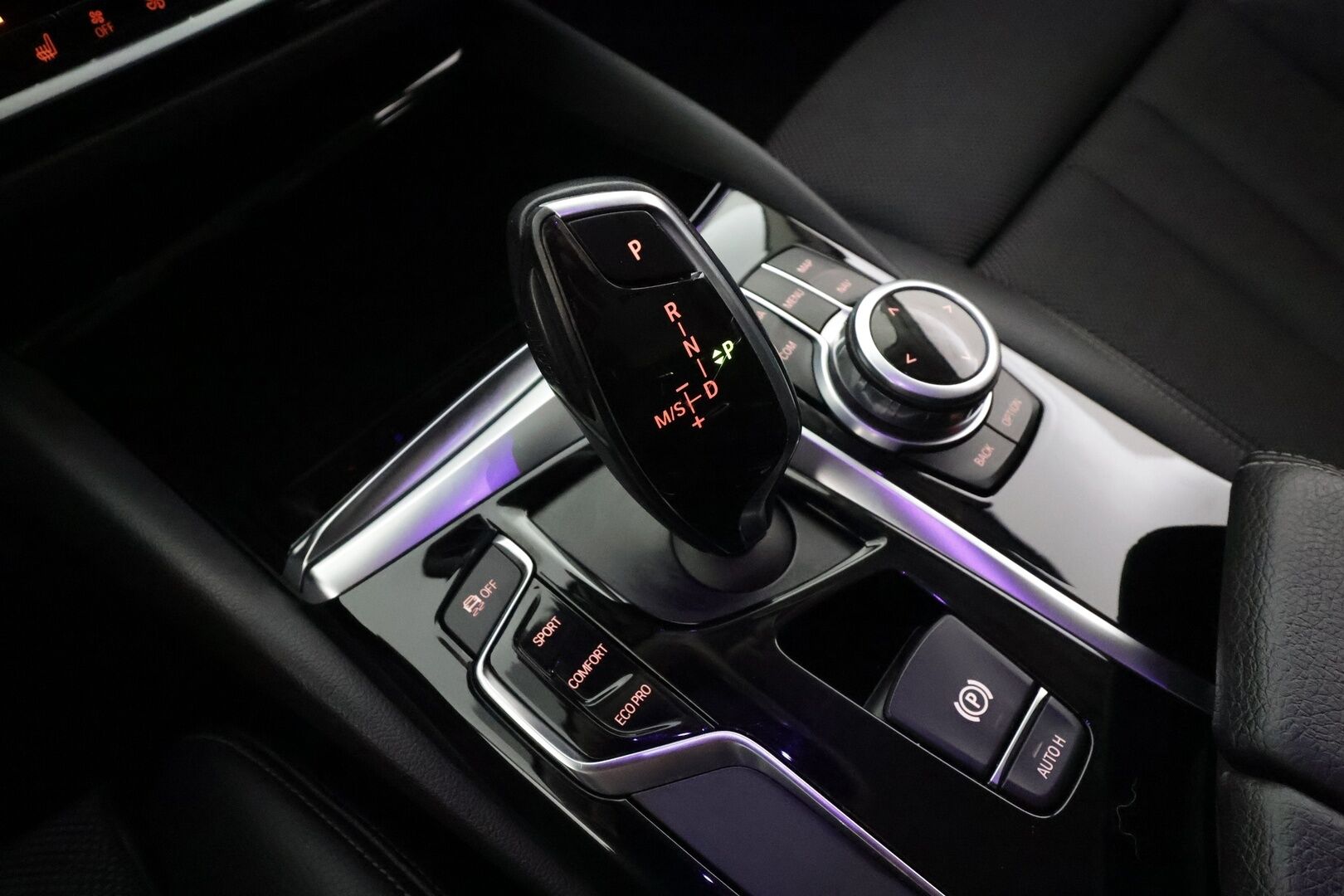 BMW 520 2018 G31 Touring 520d A Business Sport * ACC / P.kamera / Intelligent safety / Osasähköt / LED / Sporttipenkit * - Merkkihuollettu / Suomi-auto