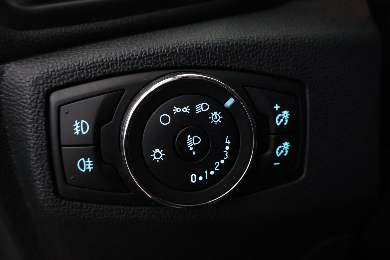 Ford Ecosport 2018 Ford Ecosport 1,0 EcoBoost 140hv M6 Titanium 5-ovinen / P-kamera / Apple&Android / Vakkari / Lohko / Puolinahat - Suomi-auto / 2x renkaat alumiinivanteilla / Edulliset käyttökustannukset