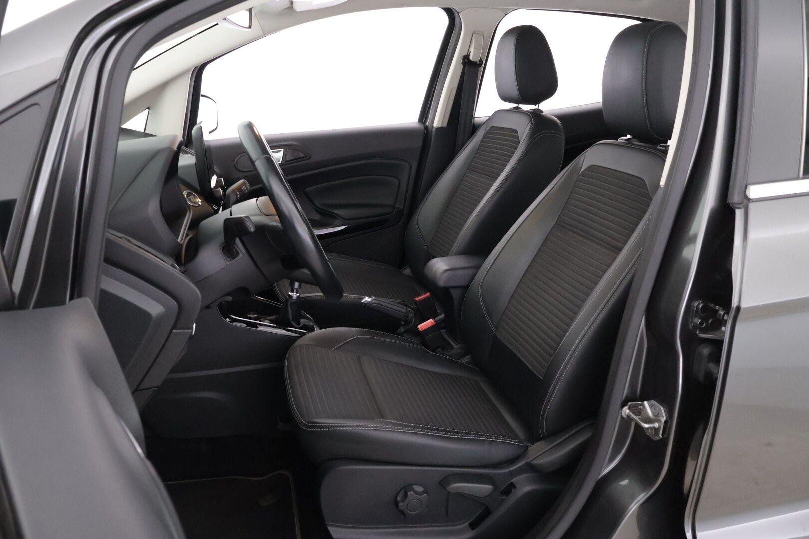Ford Ecosport 2018 Ford Ecosport 1,0 EcoBoost 140hv M6 Titanium 5-ovinen / P-kamera / Apple&Android / Vakkari / Lohko / Puolinahat - Suomi-auto / 2x renkaat alumiinivanteilla / Edulliset käyttökustannukset