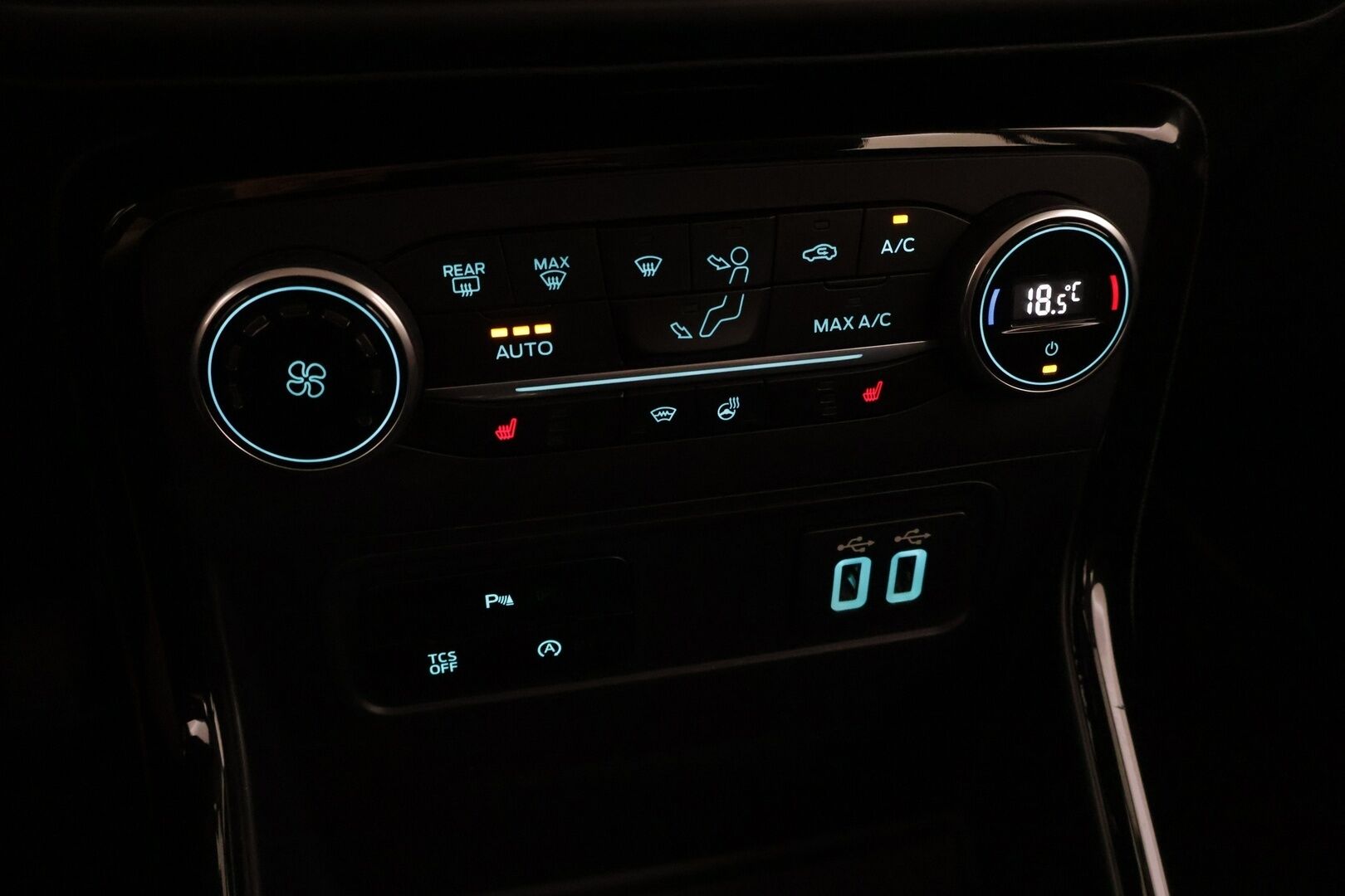 Ford Ecosport 2018 Ford Ecosport 1,0 EcoBoost 140hv M6 Titanium 5-ovinen / P-kamera / Apple&Android / Vakkari / Lohko / Puolinahat - Suomi-auto / 2x renkaat alumiinivanteilla / Edulliset käyttökustannukset