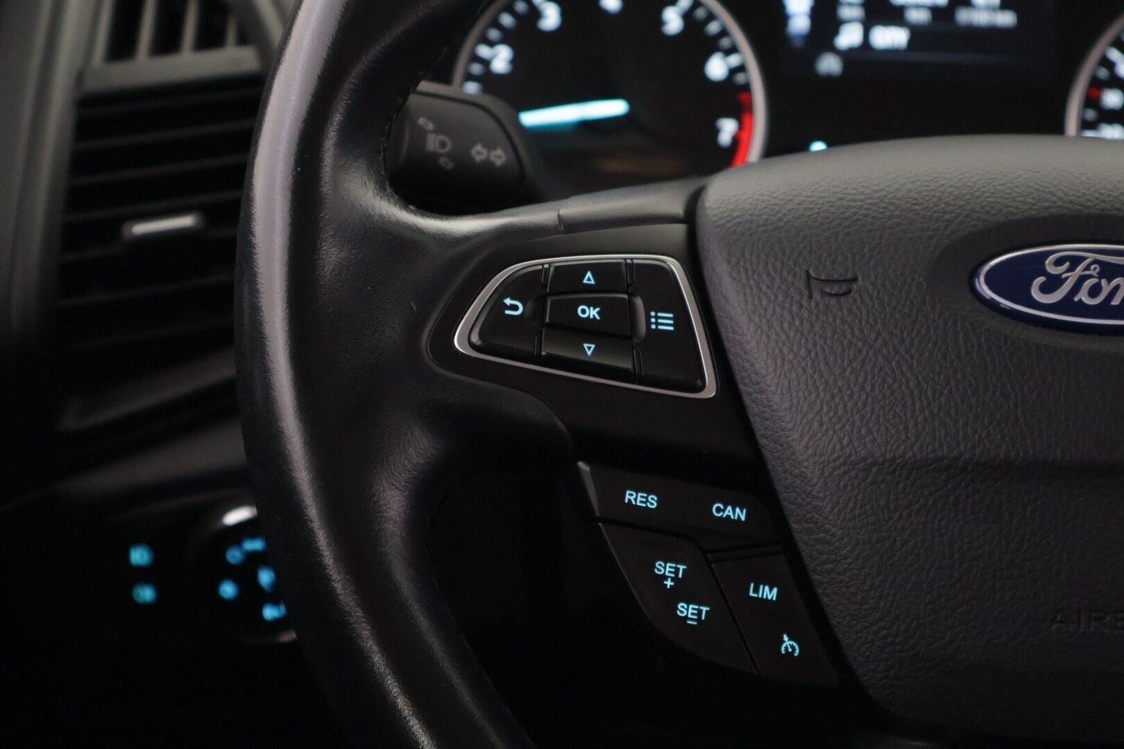 Ford Ecosport 2018 Ford Ecosport 1,0 EcoBoost 140hv M6 Titanium 5-ovinen / P-kamera / Apple&Android / Vakkari / Lohko / Puolinahat - Suomi-auto / 2x renkaat alumiinivanteilla / Edulliset käyttökustannukset