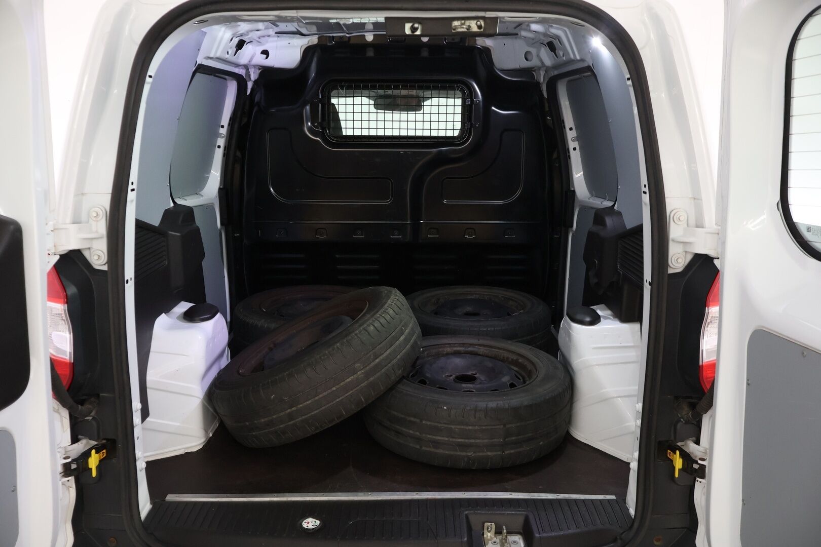 Ford Transit Courier 2018 1,5 TDCi 75 hv M6 Trend - YritysOutlet - Myydään vain yrityksille - *ALV-vähennyskelpoinen / Läpilastattava / Suomi-auto / Lohkolämmitin / Lämmitettävä tuulilasi / 2x peltivanteet & renkaat*