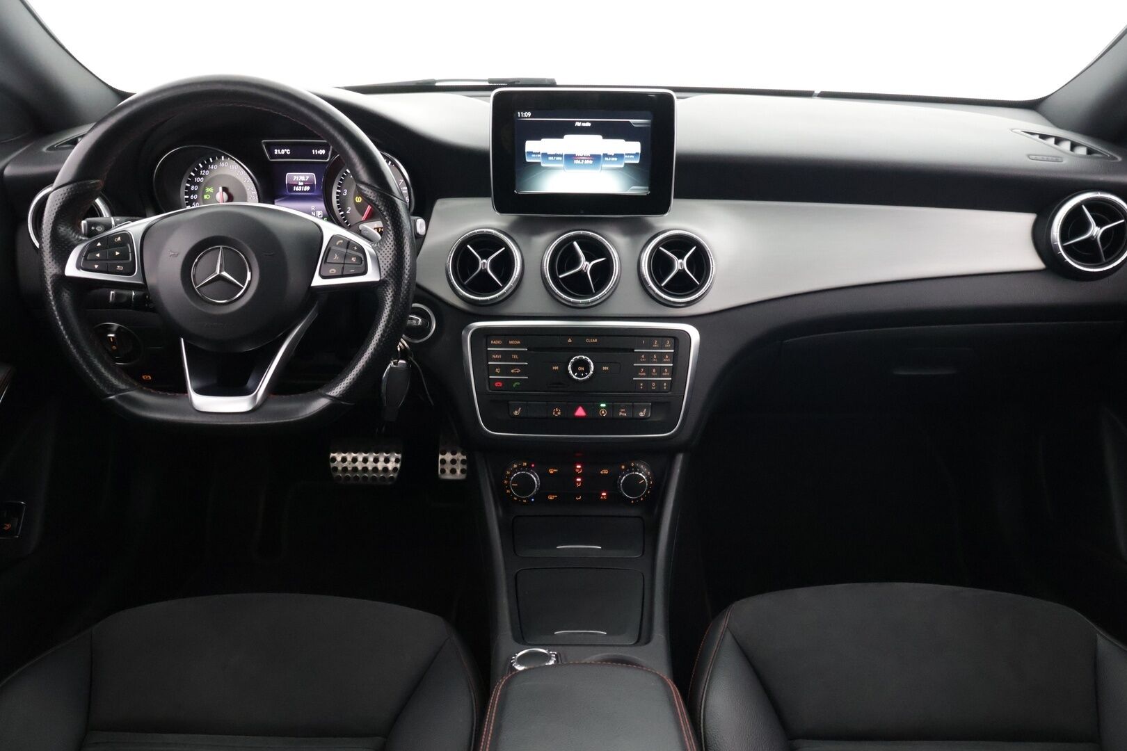 Mercedes-Benz CLA 2015 180 A Premium Business AMG - ** Vakkari / Nahka-alcantara / Navi / Kahdet renkaat **