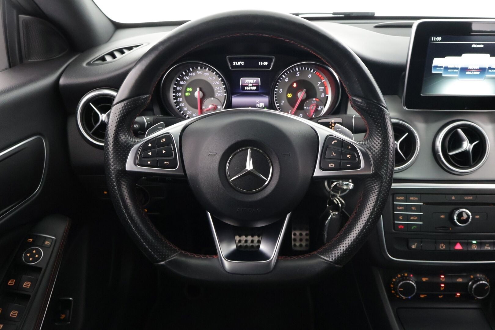 Mercedes-Benz CLA 2015 180 A Premium Business AMG - ** Vakkari / Nahka-alcantara / Navi / Kahdet renkaat **