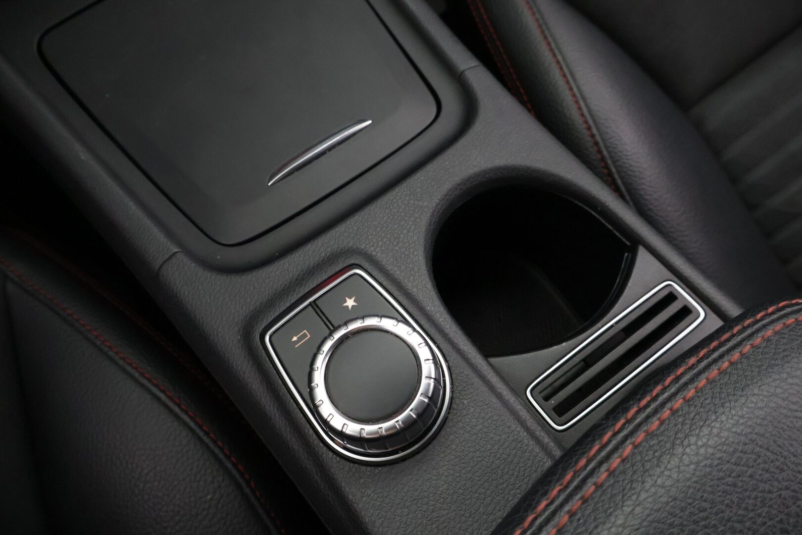 Mercedes-Benz CLA 2015 180 A Premium Business AMG - ** Vakkari / Nahka-alcantara / Navi / Kahdet renkaat **