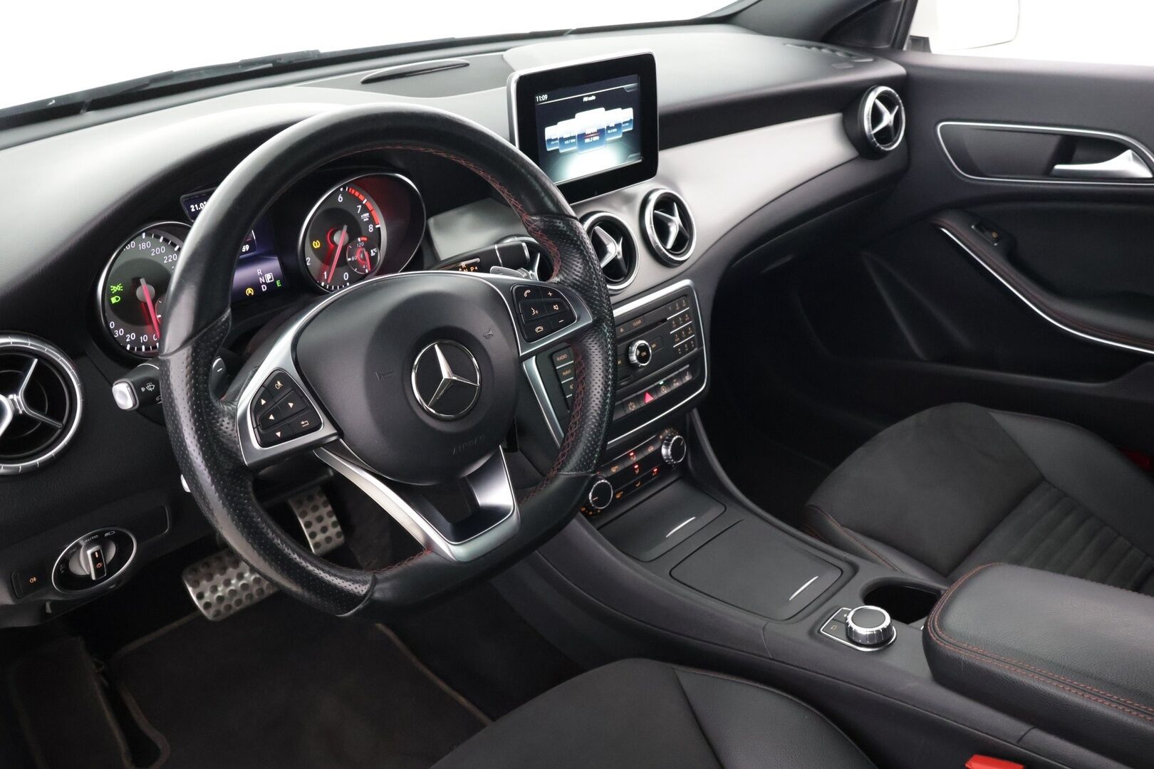 Mercedes-Benz CLA 2015 180 A Premium Business AMG - ** Vakkari / Nahka-alcantara / Navi / Kahdet renkaat **