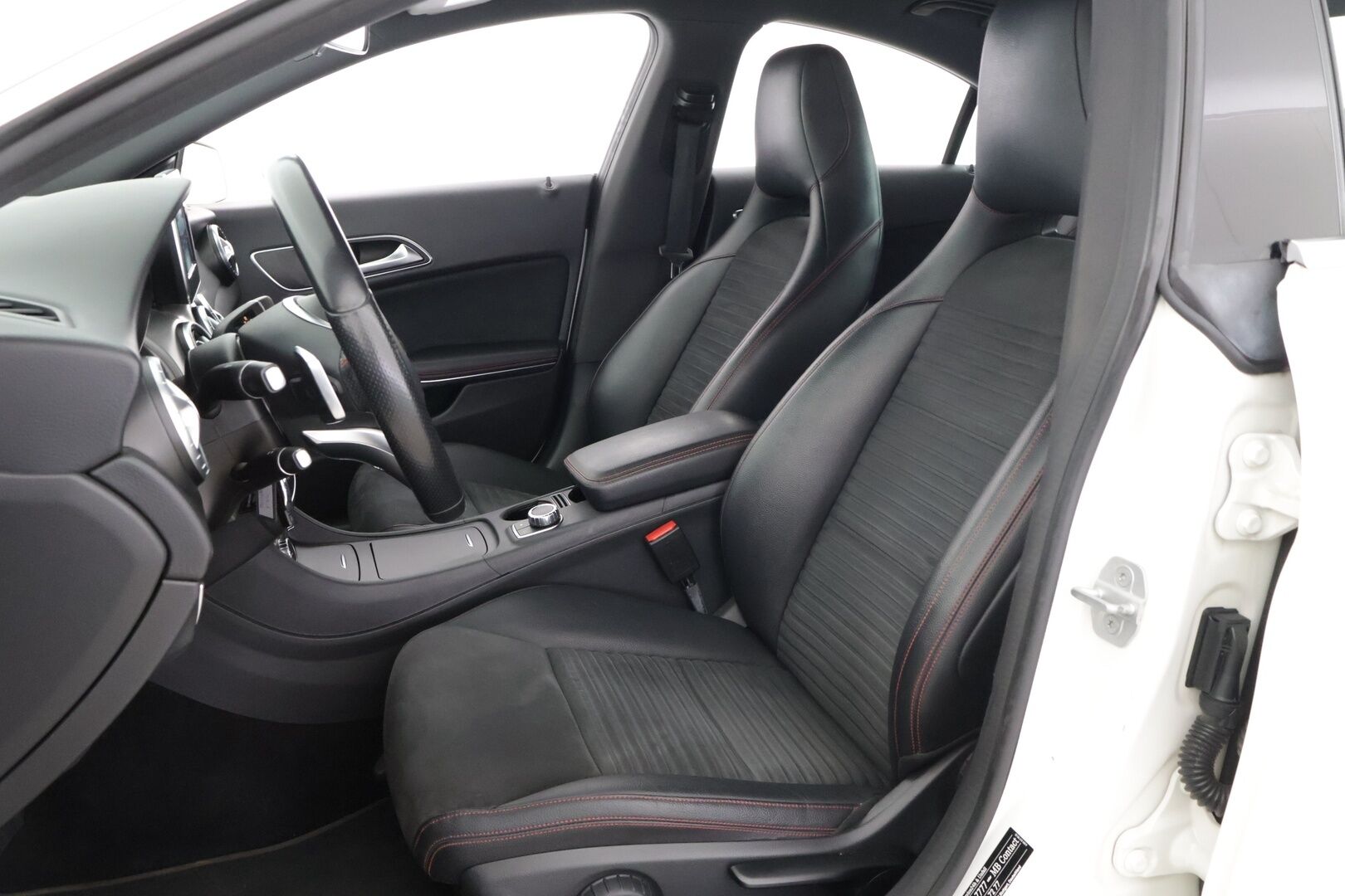 Mercedes-Benz CLA 2015 180 A Premium Business AMG - ** Vakkari / Nahka-alcantara / Navi / Kahdet renkaat **