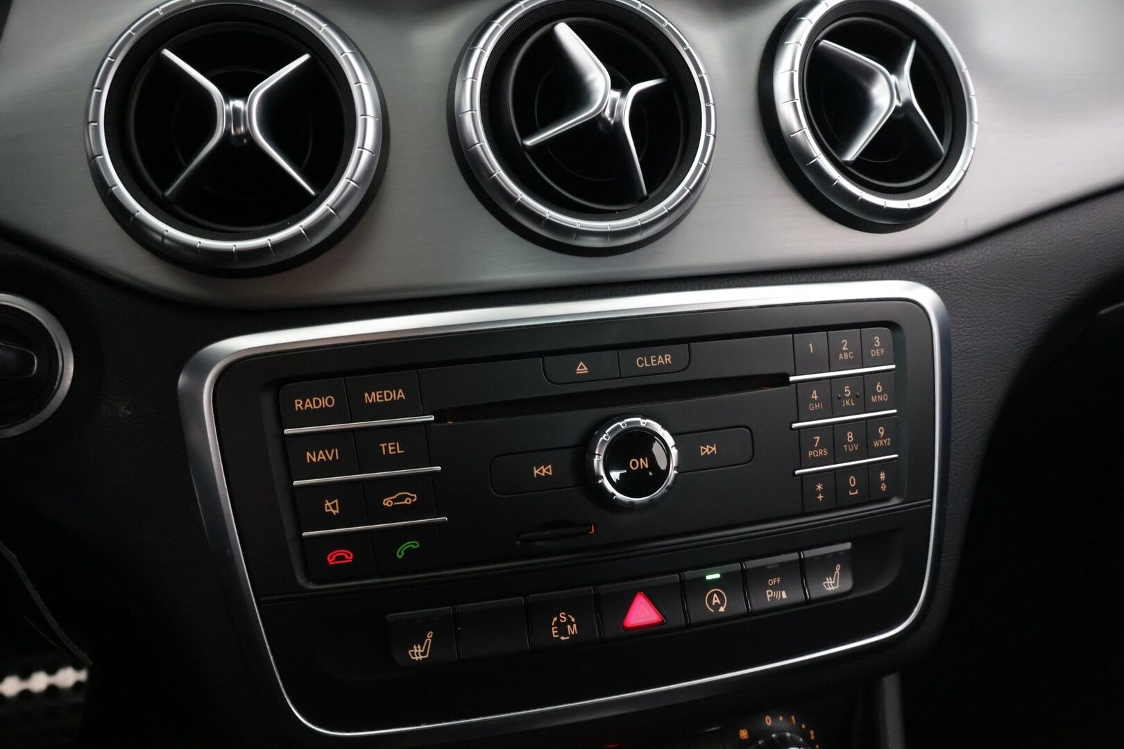 Mercedes-Benz CLA 2015 180 A Premium Business AMG - ** Vakkari / Nahka-alcantara / Navi / Kahdet renkaat **