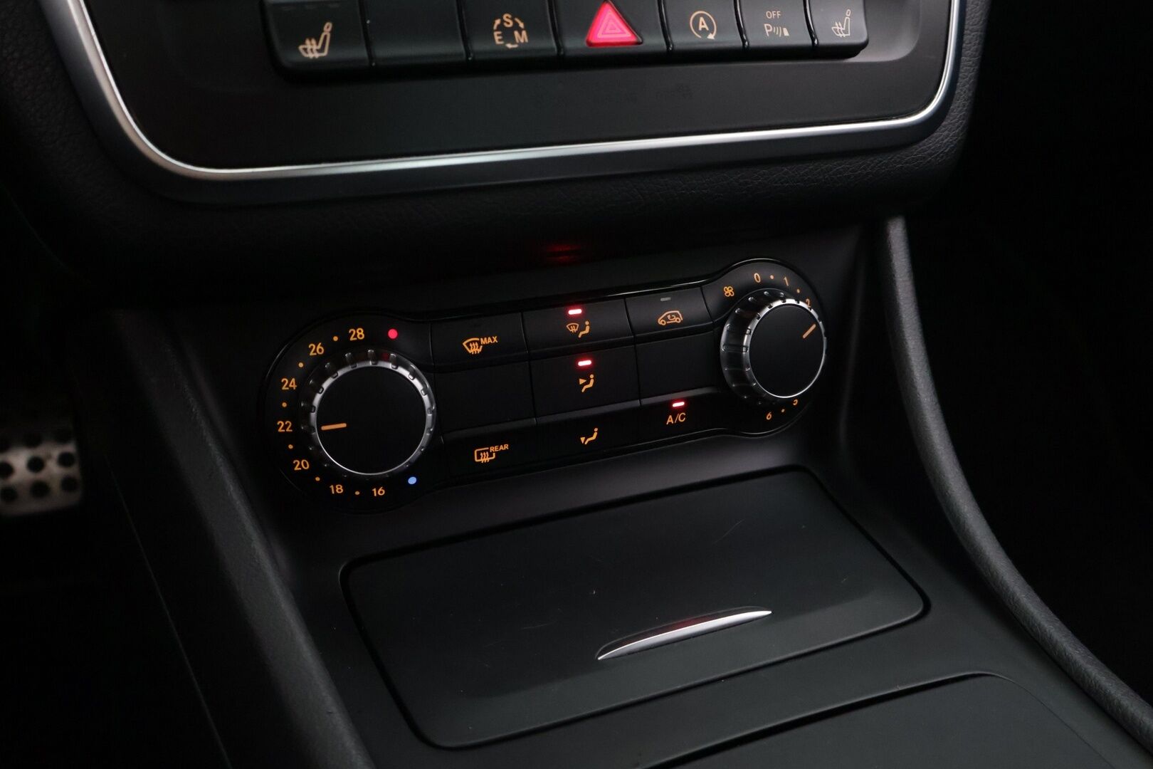 Mercedes-Benz CLA 2015 180 A Premium Business AMG - ** Vakkari / Nahka-alcantara / Navi / Kahdet renkaat **