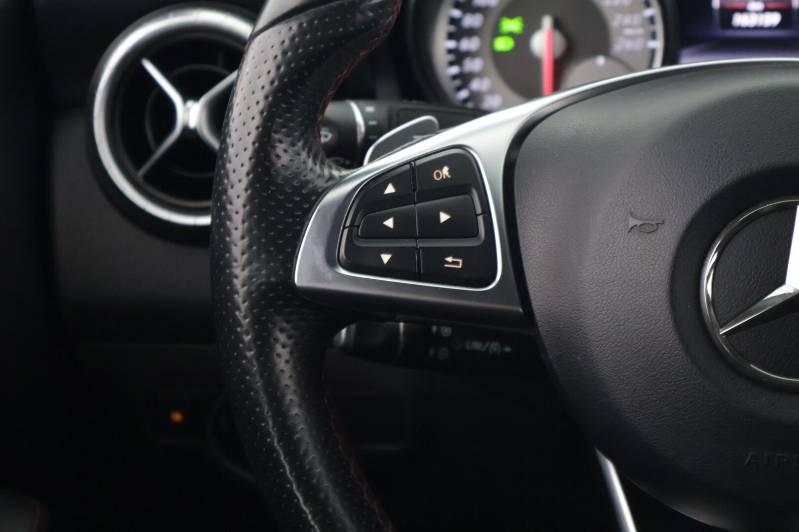 Mercedes-Benz CLA 2015 180 A Premium Business AMG - ** Vakkari / Nahka-alcantara / Navi / Kahdet renkaat **