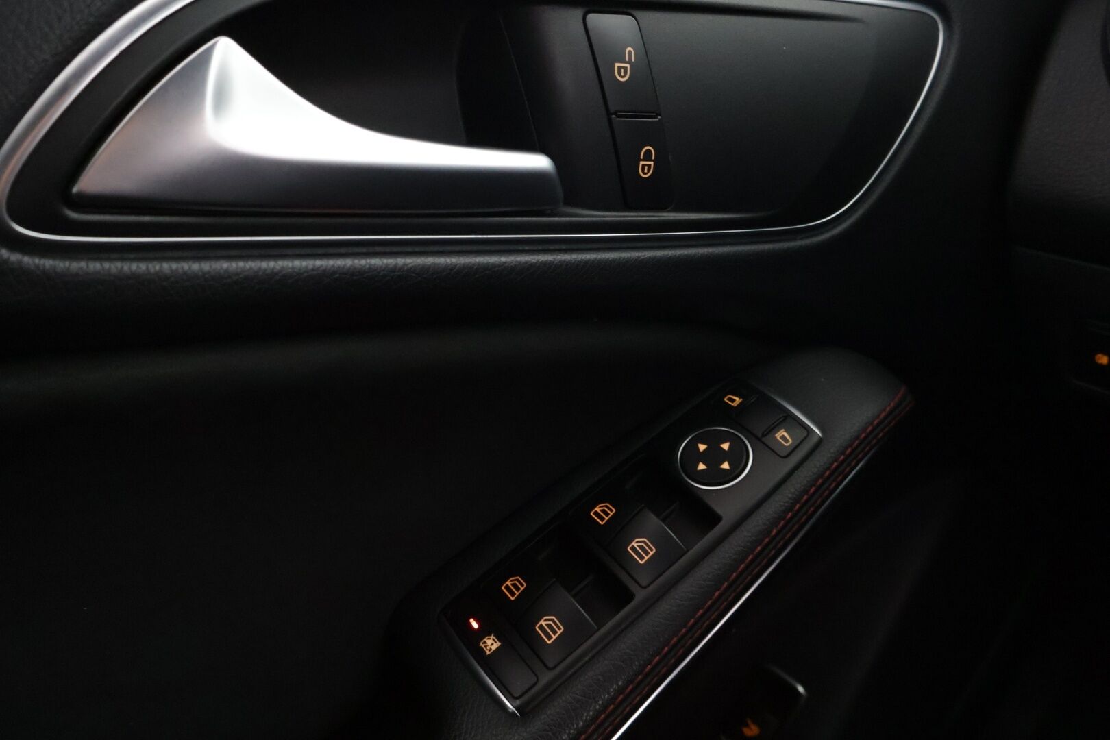 Mercedes-Benz CLA 2015 180 A Premium Business AMG - ** Vakkari / Nahka-alcantara / Navi / Kahdet renkaat **