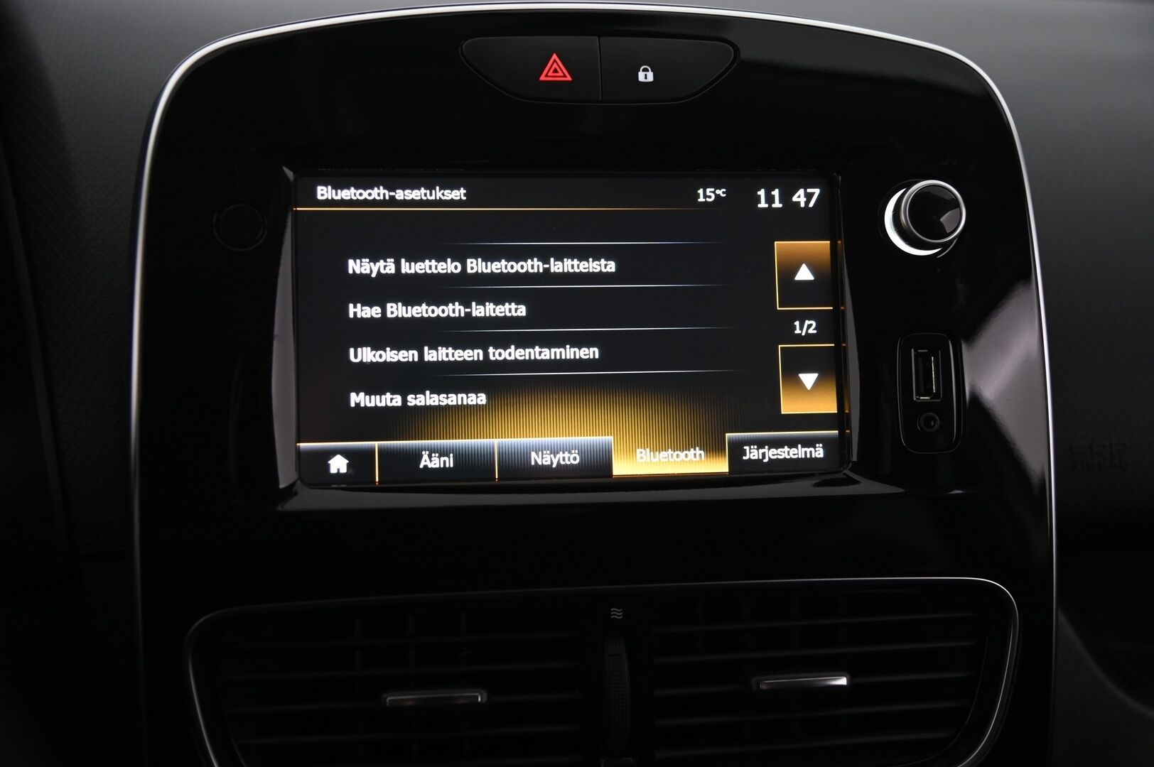 Renault Clio 2018 Sport Tourer TCe 90 Zen*Koukku /Vakionopeudensäädin /Bass Reflex / Penkinlämmitin / Lohkolömmitin Sisätilanpistokkeella* - Suomi-auto / Navigointi / Bluetooth / Ajotietokone / 2x Avain