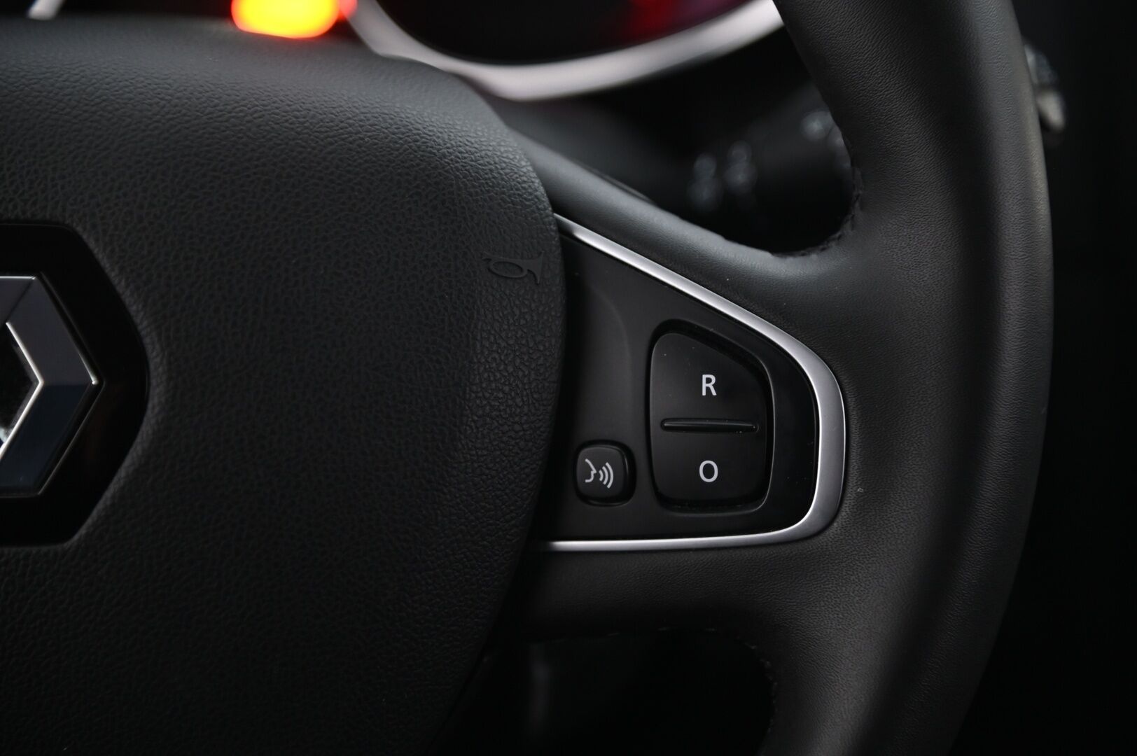 Renault Clio 2018 Sport Tourer TCe 90 Zen*Koukku /Vakionopeudensäädin /Bass Reflex / Penkinlämmitin / Lohkolömmitin Sisätilanpistokkeella* - Suomi-auto / Navigointi / Bluetooth / Ajotietokone / 2x Avain